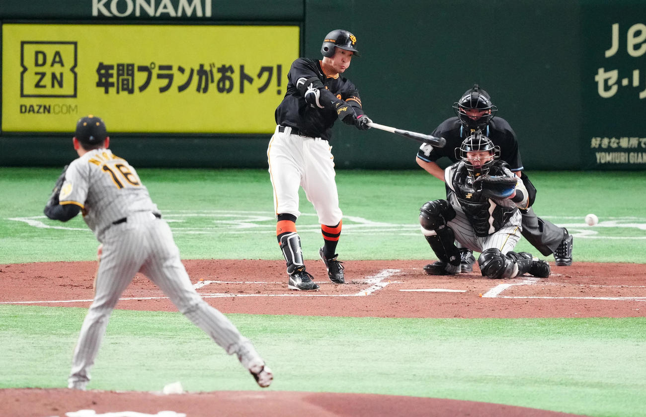 巨人対阪神　1回裏巨人1死三塁、先制適時打を左前に放つ梶谷。投手西勇（撮影・江口和貴）