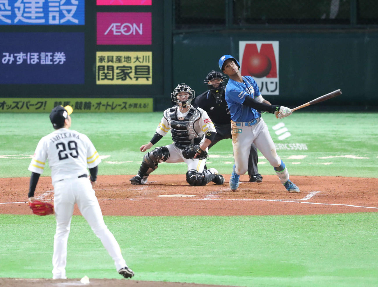 ソフトバンク対日本ハム　4回表日本ハム2死一塁、左中間に2点本塁打を放つ万波（撮影・梅根麻紀）