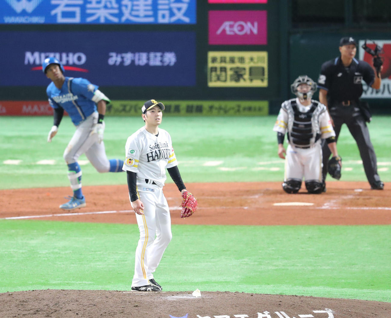 ソフトバンク対日本ハム　4回表日本ハム2死一塁、万波に同点となる2点本塁打を浴びた石川（撮影・梅根麻紀）