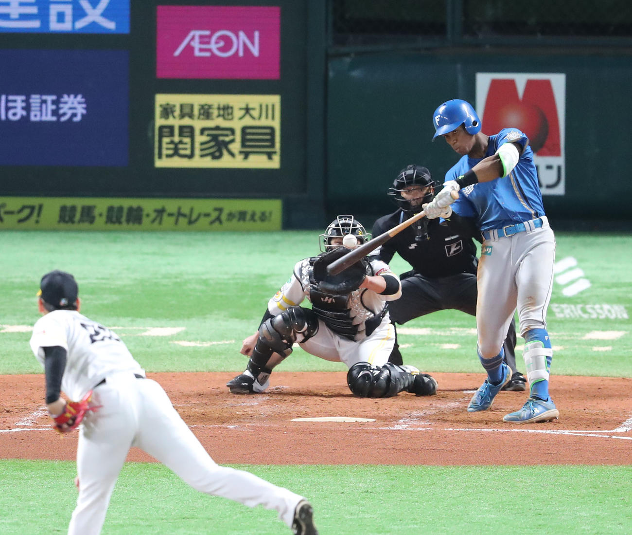 ソフトバンク対日本ハム　4回表日本ハム2死一塁、万波は左中間に同点となる2点本塁打を放つ（撮影・梅根麻紀）
