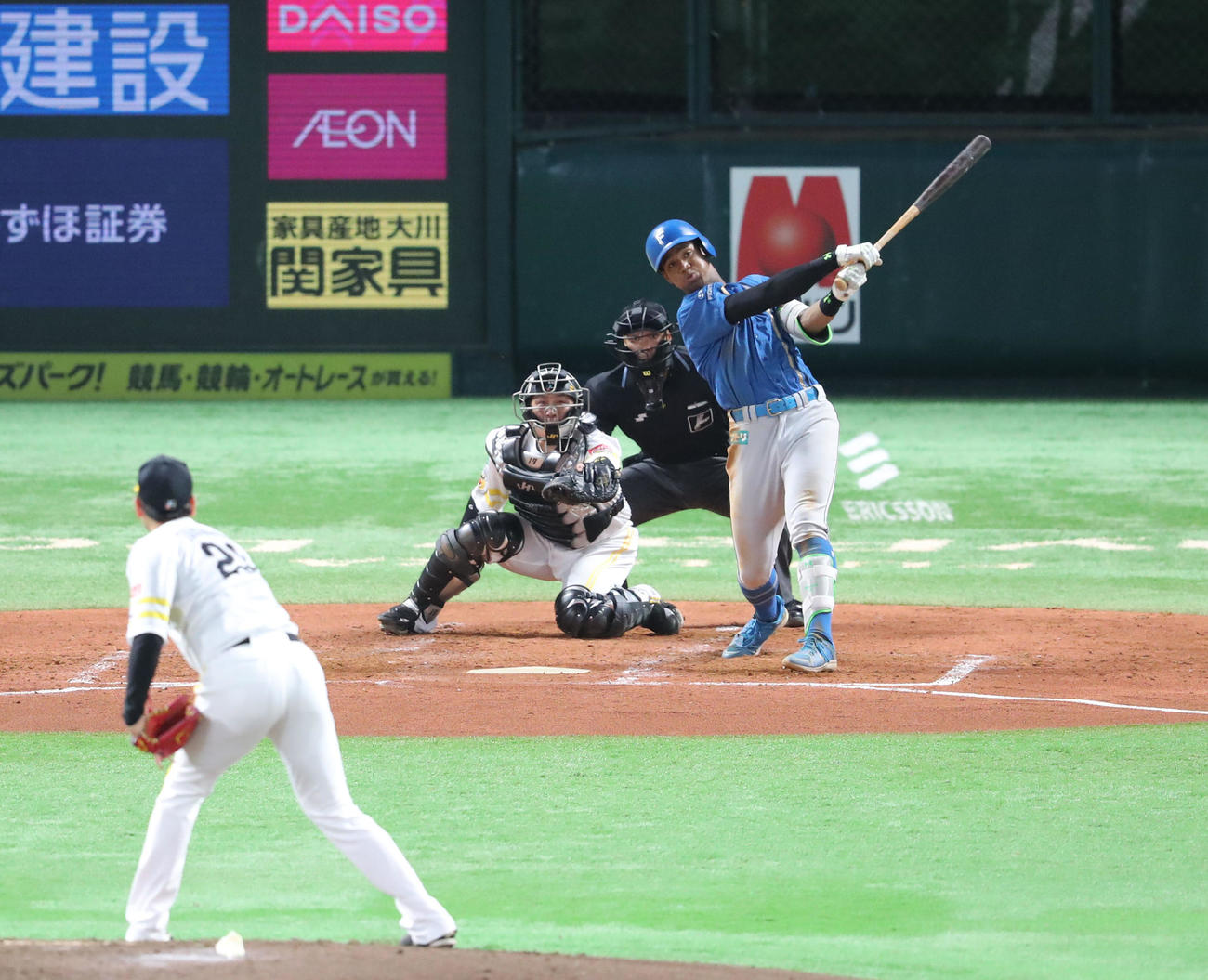 ソフトバンク対日本ハム　4回表日本ハム2死一塁、万波は左中間に同点となる2点本塁打を放つ（撮影・梅根麻紀）