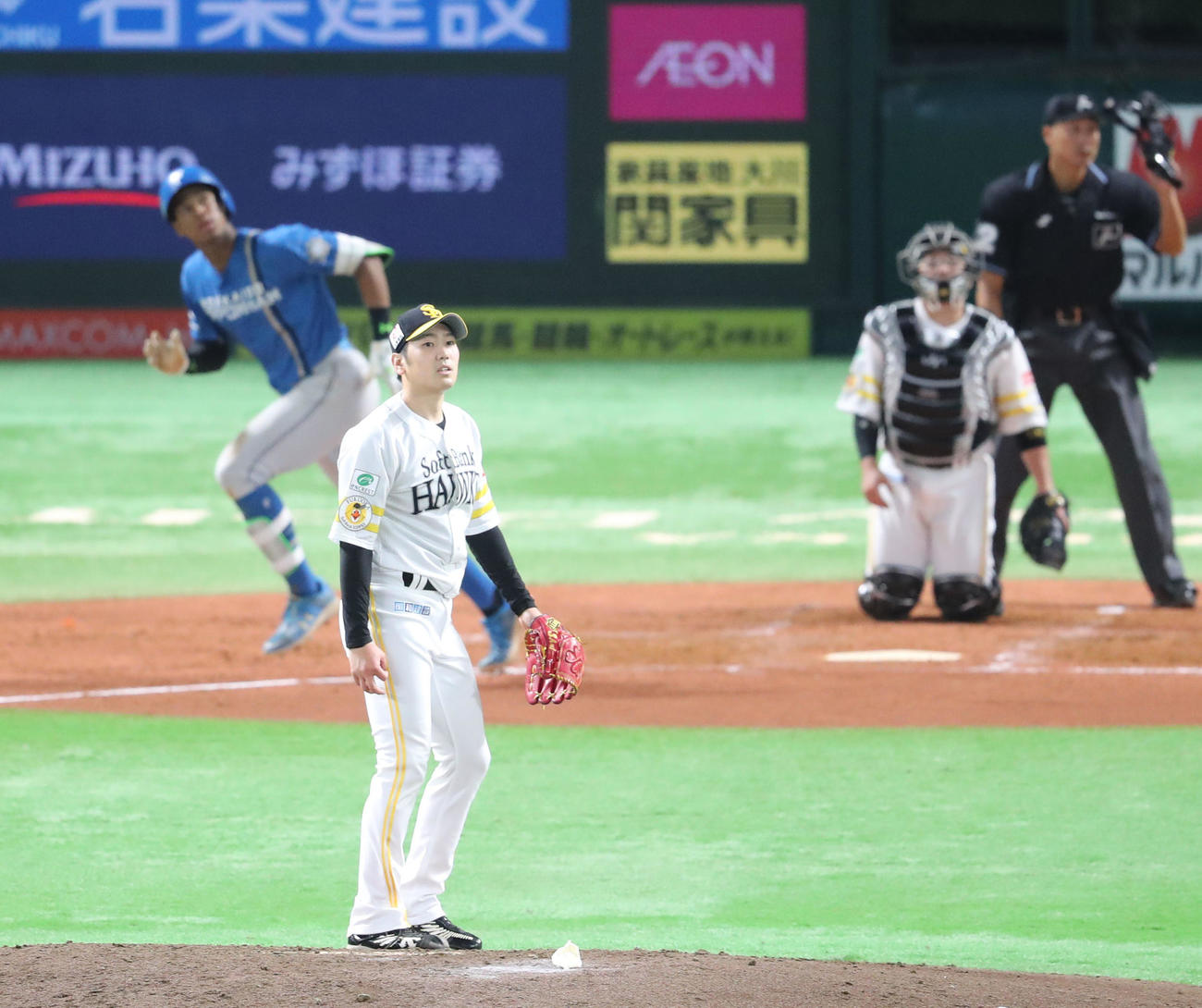 ソフトバンク対日本ハム　4回表日本ハム2死一塁、万波に同点となる2点本塁打を浴びた石川（撮影・梅根麻紀）
