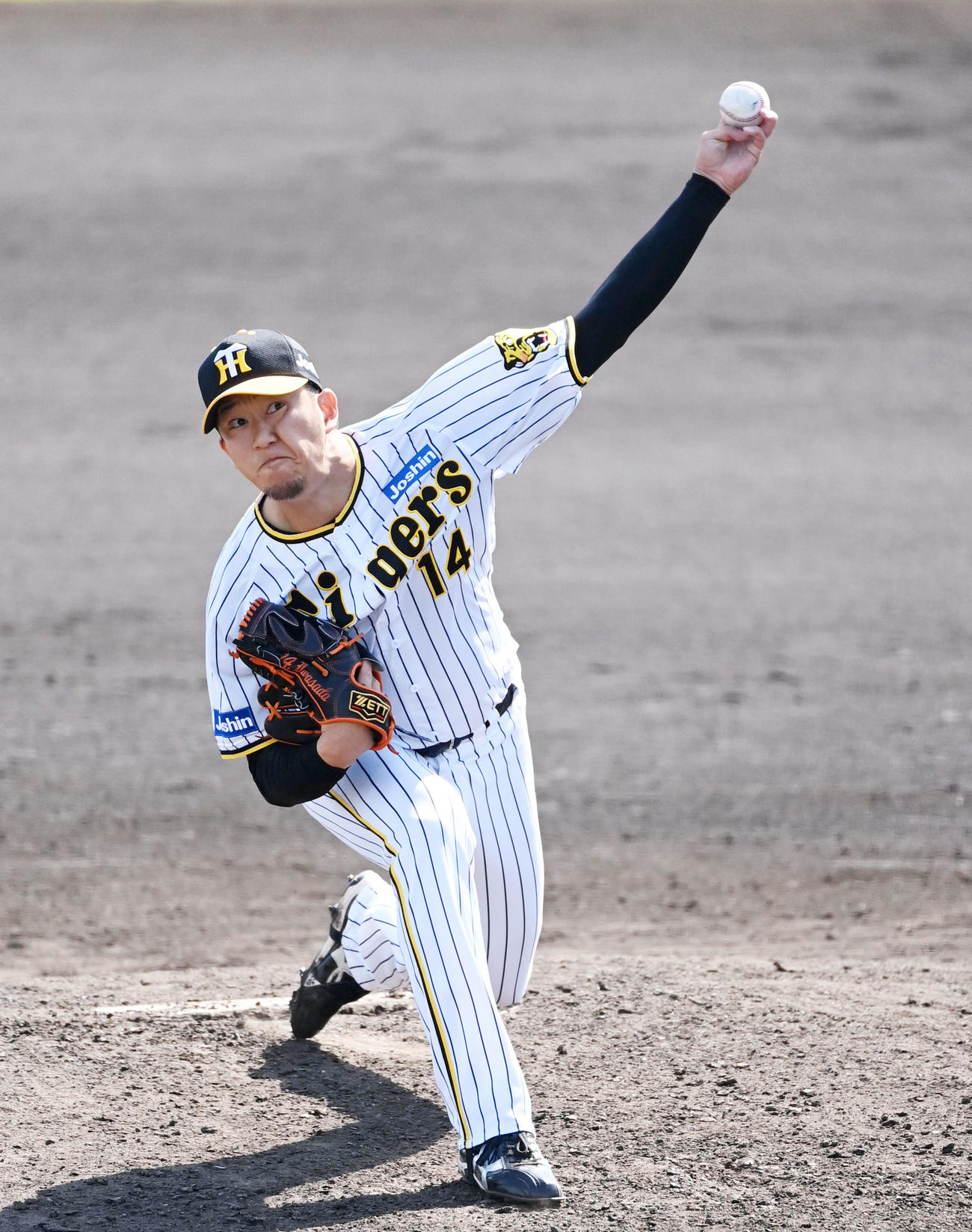 阪神対中日　6回に登板した岩貞は中日打線を無失点に抑える（撮影・前岡正明）