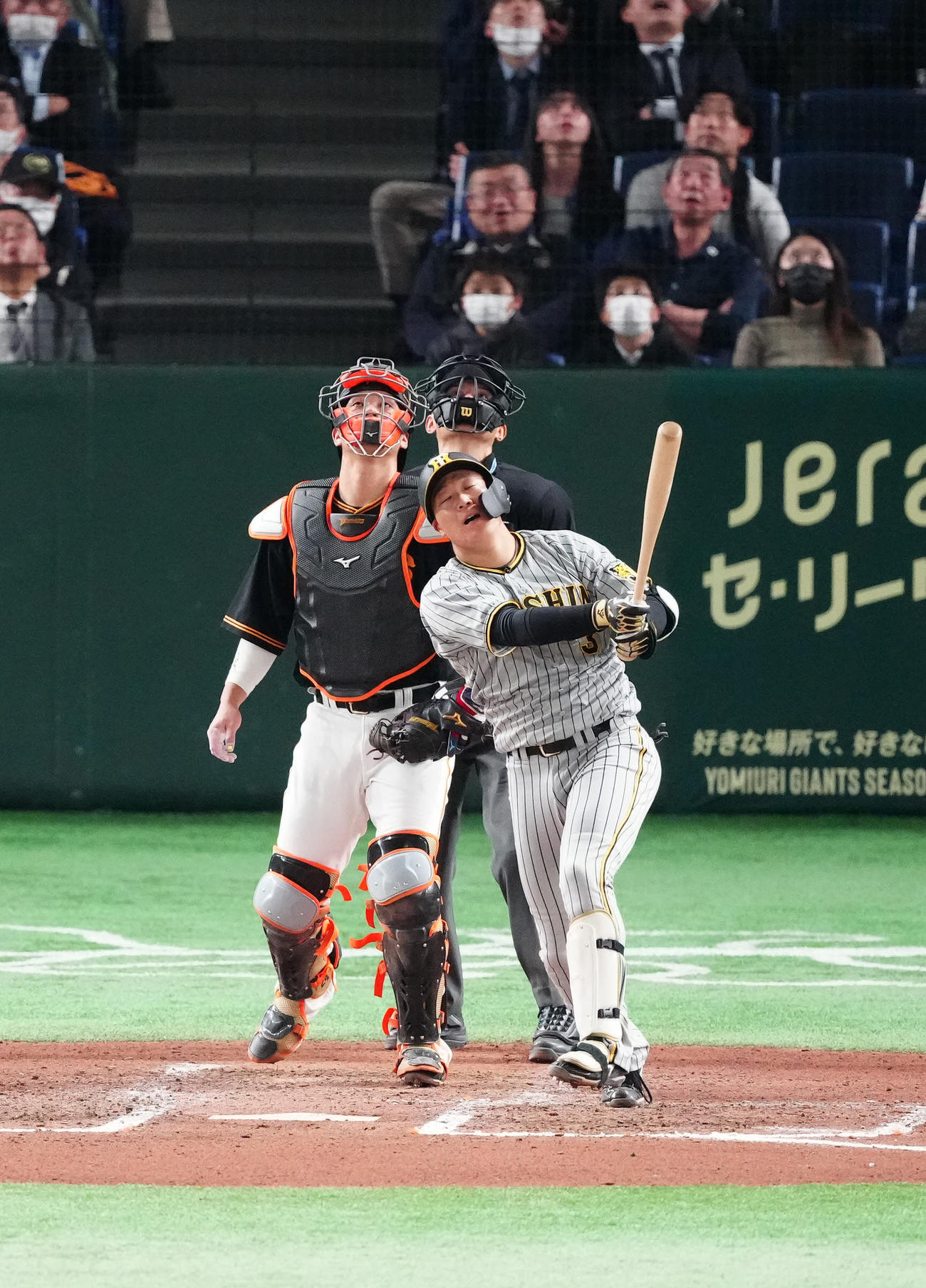 巨人対阪神　6回表阪神2死一塁、二飛に倒れる大山（撮影・江口和貴）