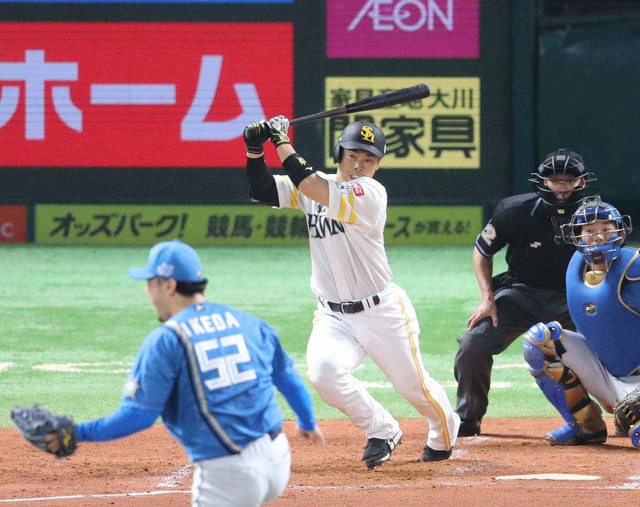 ソフトバンク対日本ハム　3回裏ソフトバンク2死二塁、近藤は右前に先制適時打を放つ（撮影・梅根麻紀）