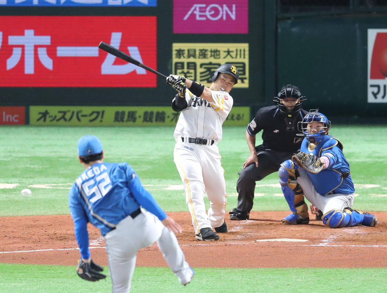 ソフトバンク対日本ハム　3回裏ソフトバンク2死二塁、近藤は右前に先制適時打を放つ（撮影・梅根麻紀）