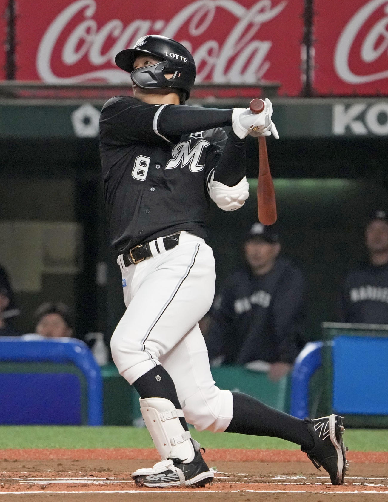1回ロッテ1死一塁、中村奨が左越え先制2ランを放つ（共同）