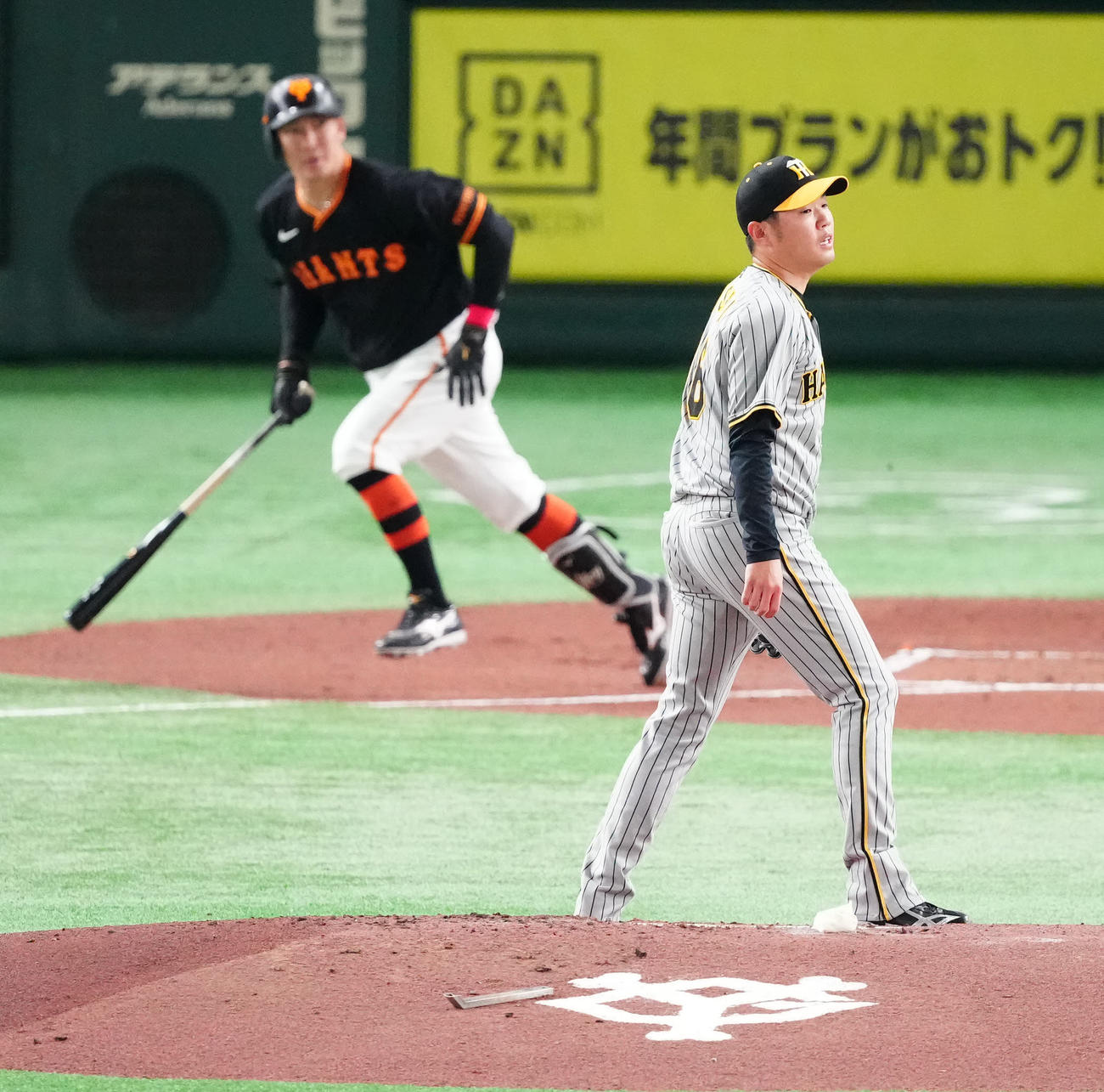 巨人対阪神　1回裏巨人1死三塁、梶谷（左）に先制適時打を浴びる西勇（撮影・江口和貴）