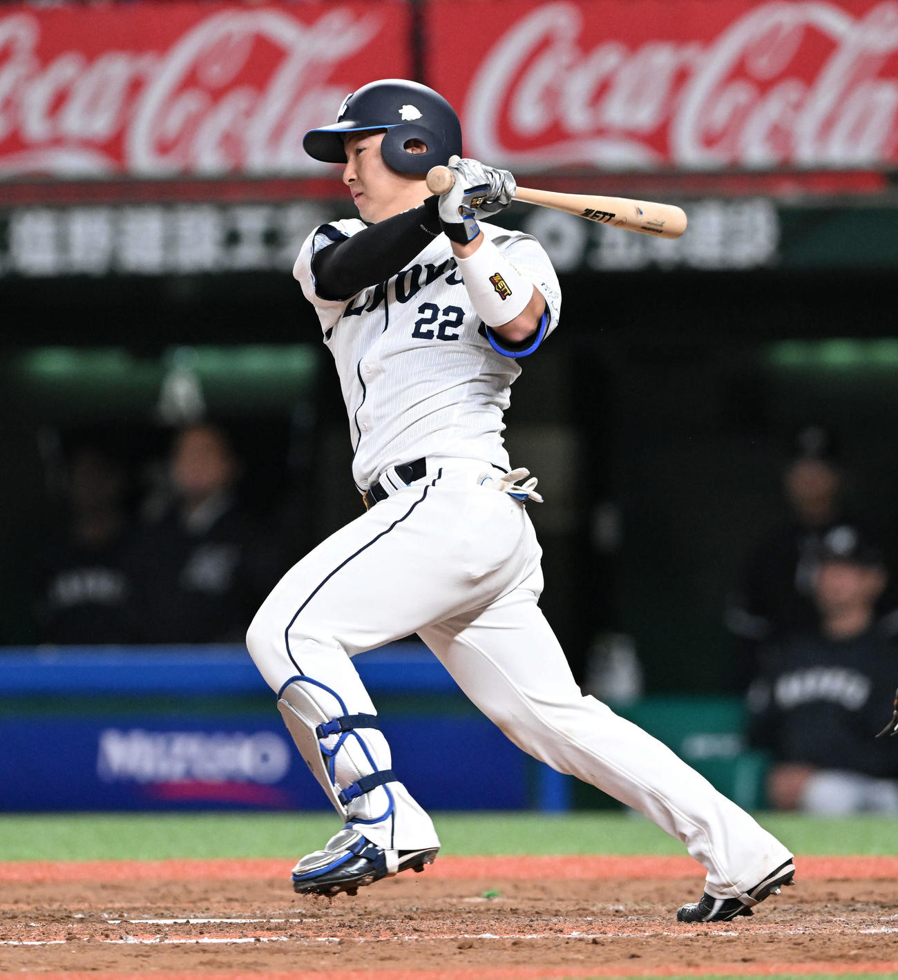 西武対ロッテ　5回裏西武2死一、二塁、古賀は左前適時打を放つ（撮影・滝沢徹郎）