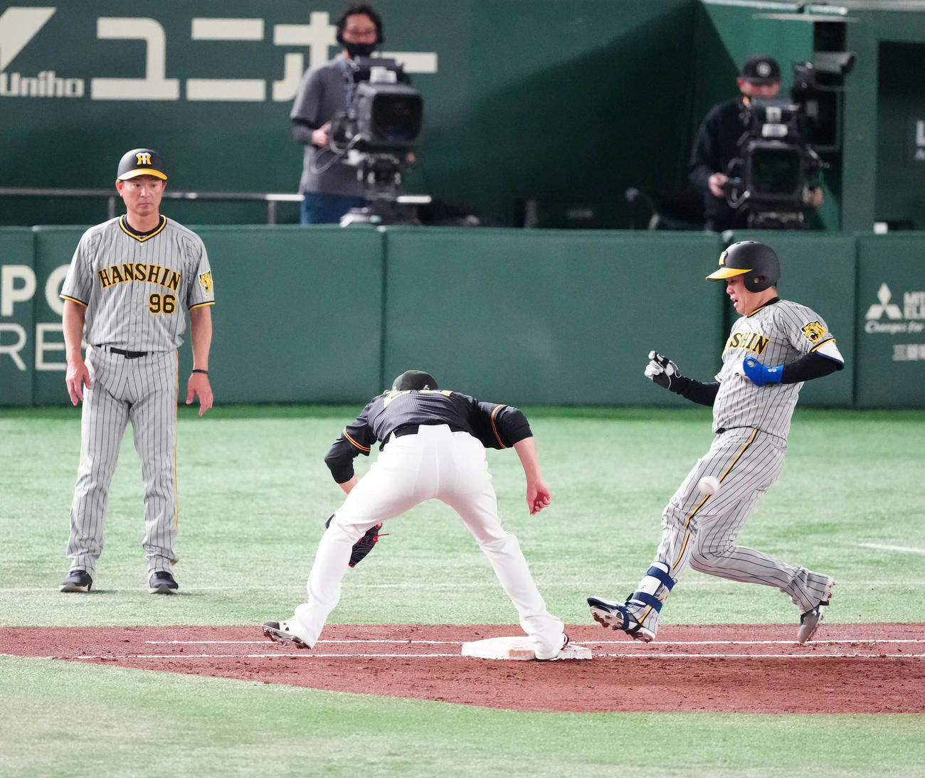 巨人対阪神　3回表阪神2死、一塁手中田翔の失策で出塁する西勇（右）（撮影・江口和貴）