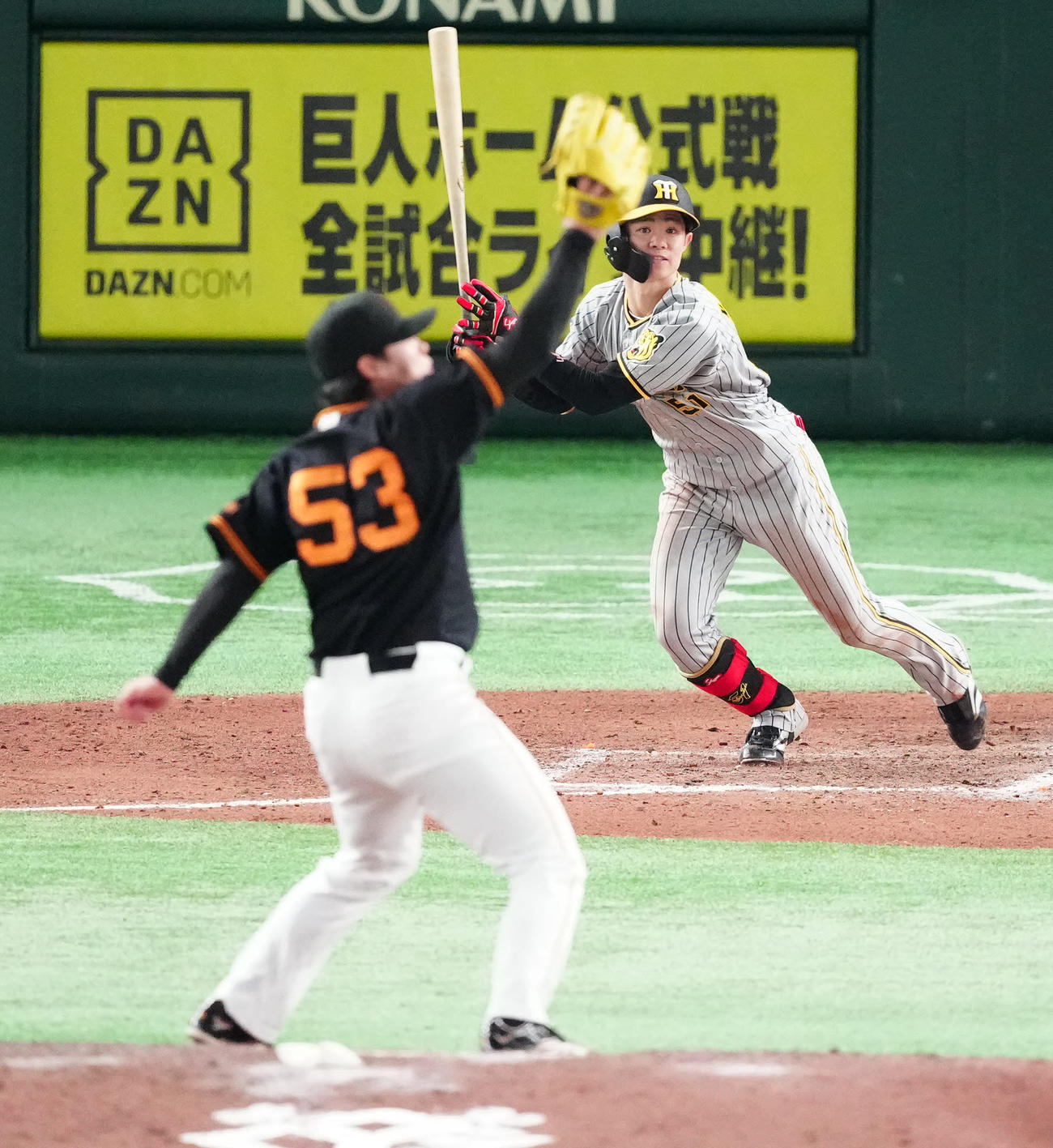 巨人対阪神　8回表阪神1死一、三塁、中前適時打を放つ中野。投手高梨（撮影・江口和貴）