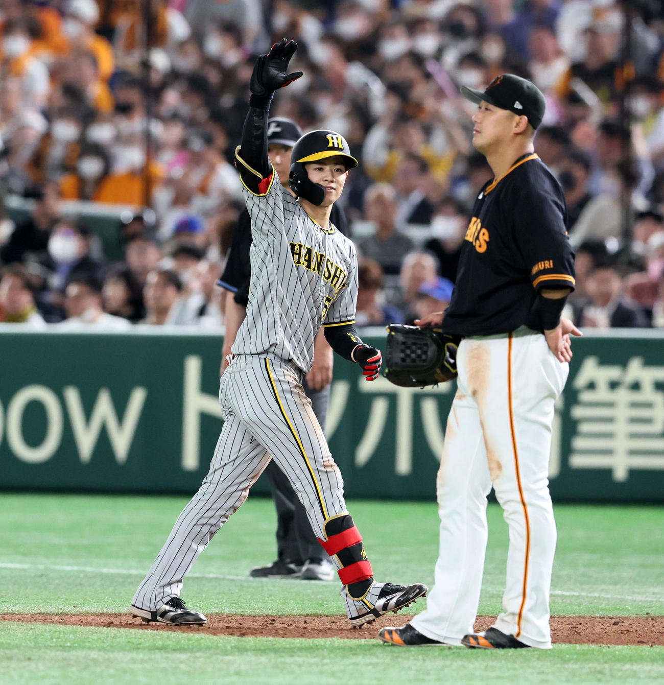 巨人対阪神　8回表阪神1死一、三塁、中野は中前適時打を放つ（撮影・加藤哉）