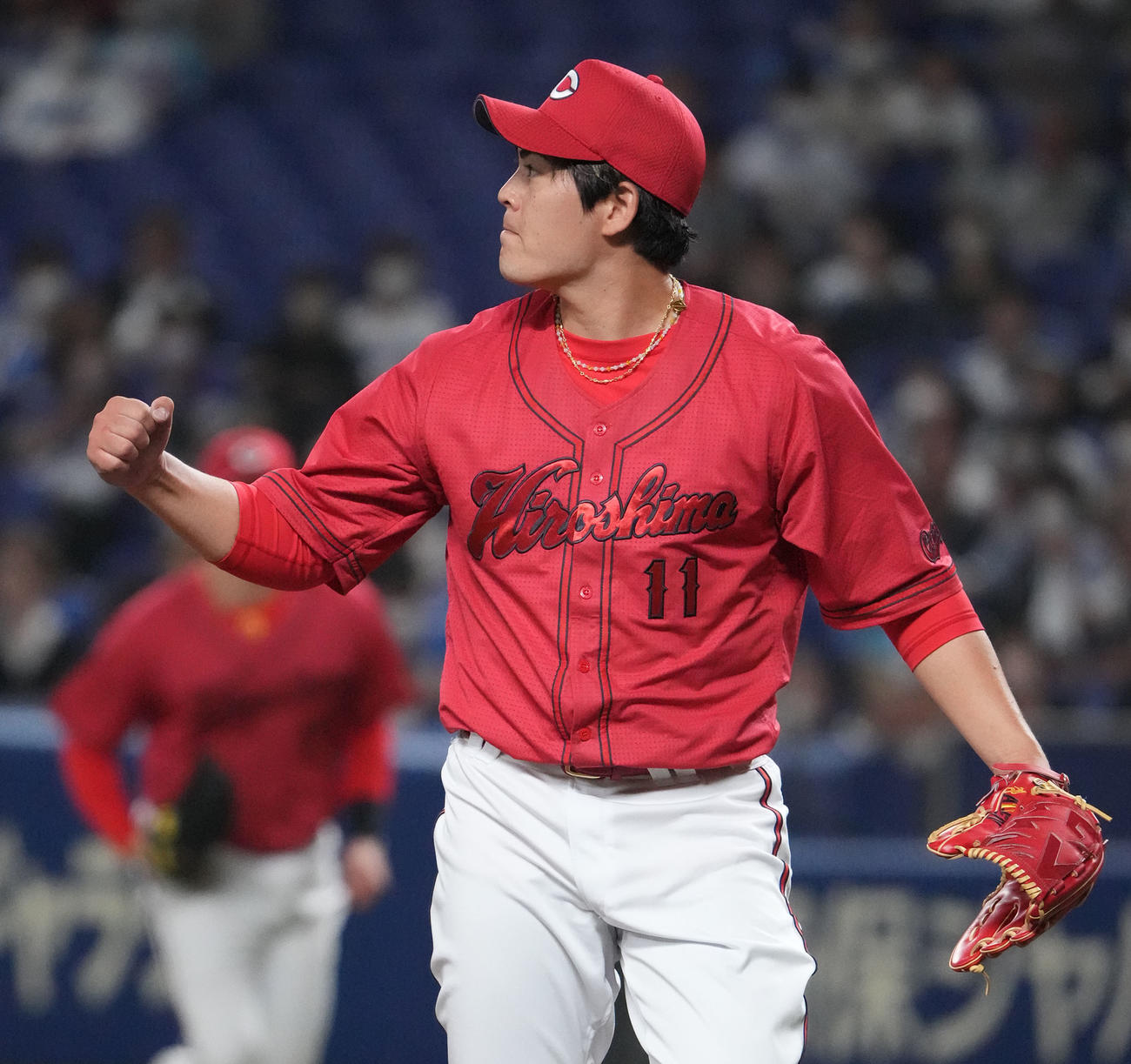 中日対広島戦　8回裏中日2死、溝脇を三振に仕留めこぶしを握る九里（撮影・森本幸一）