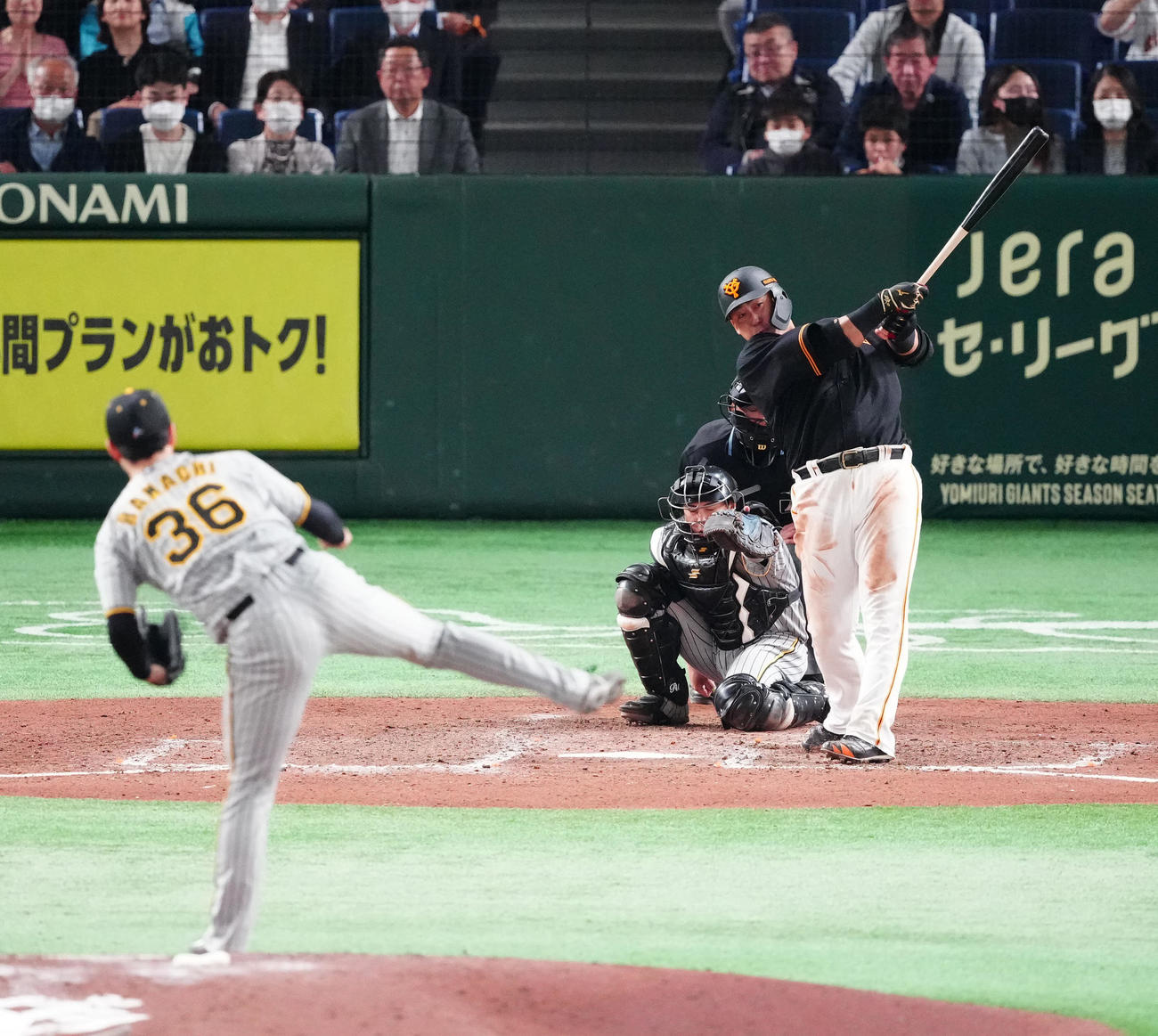 巨人対阪神　8回裏巨人1死三塁、左越え2点本塁打を放つ中田翔。投手浜地（撮影・江口和貴）