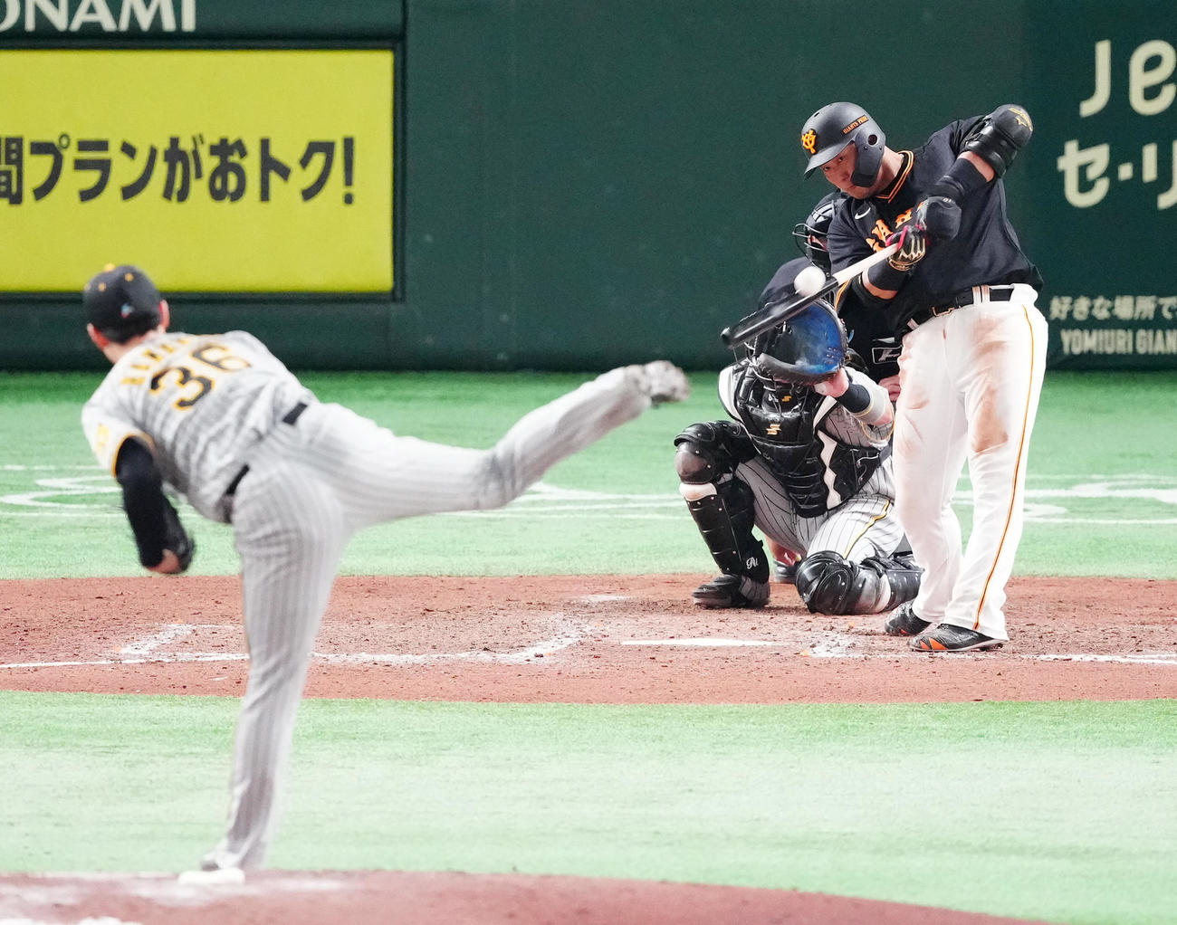 巨人対阪神　8回裏巨人1死三塁、左越え2点本塁打を放つ中田翔。投手浜地（撮影・江口和貴）