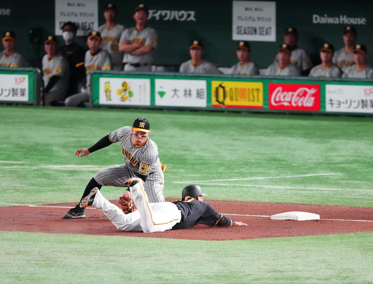 巨人対阪神　4回裏巨人無死二塁、坂本の右飛で進塁を狙うもタッチアウトとなる中田翔（右）。三塁手佐藤輝（撮影・江口和貴）