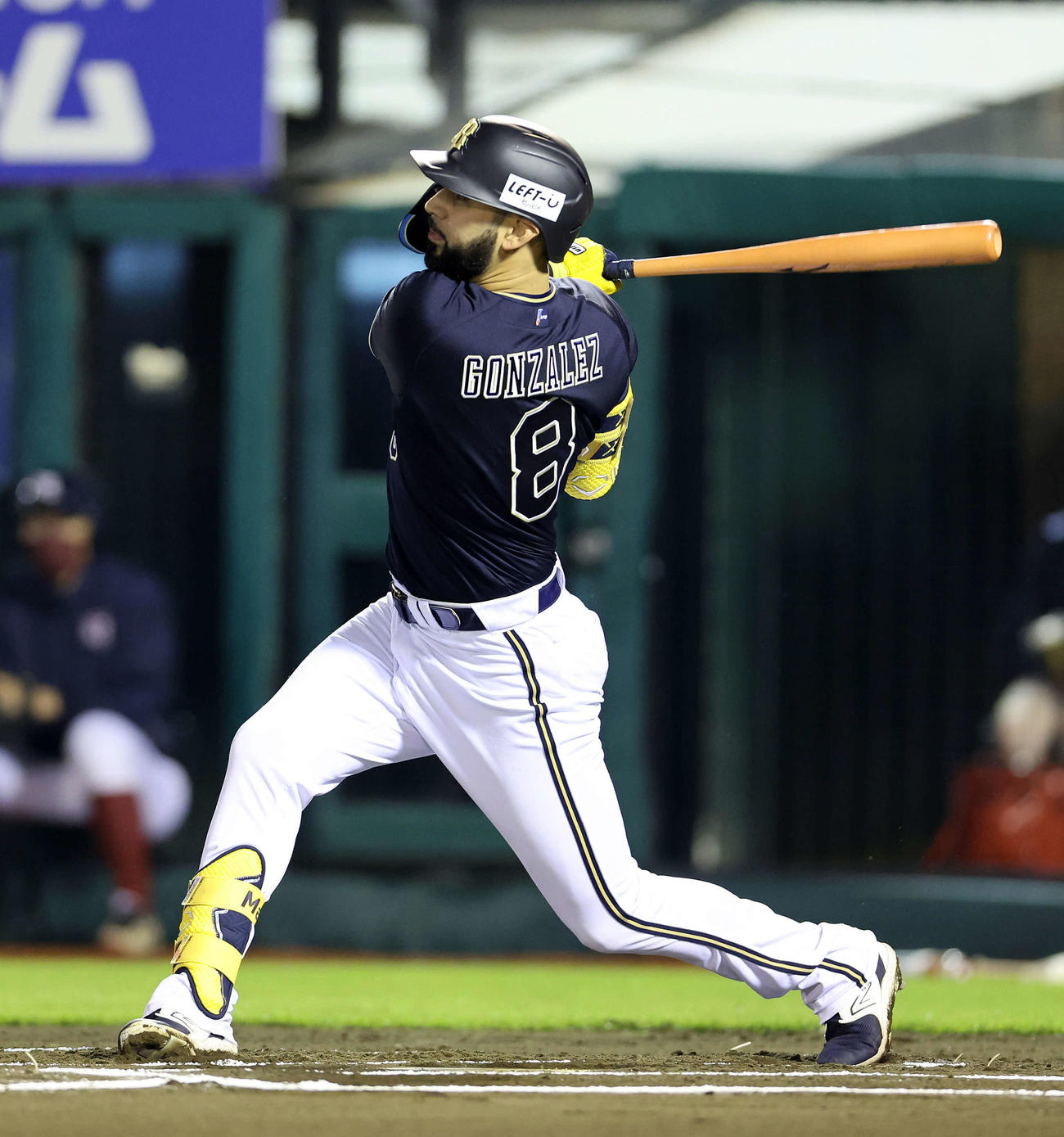 楽天対オリックス　6回表オリックス無死、この日2本目となる右越えソロ本塁打を放つゴンザレス（撮影・鈴木正人）