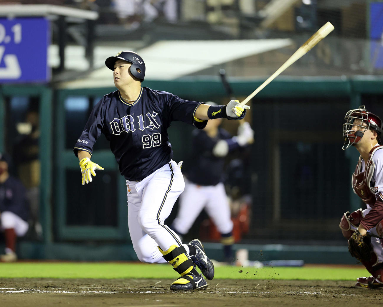 楽天対オリックス　8回表オリックス2死二塁、杉本は左中間2点本塁打を放つ（撮影・鈴木正人）