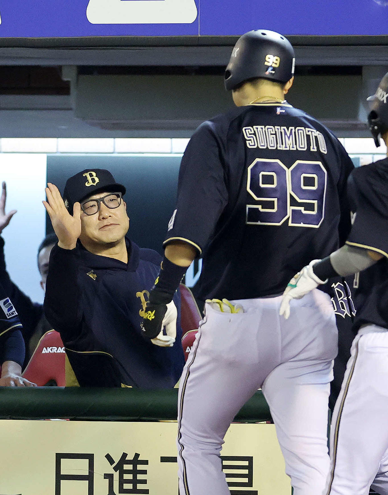 楽天対オリックス　8回表オリックス2死二塁、杉本（右）の左中間2点本塁打を迎える中嶋監督（撮影・鈴木正人）
