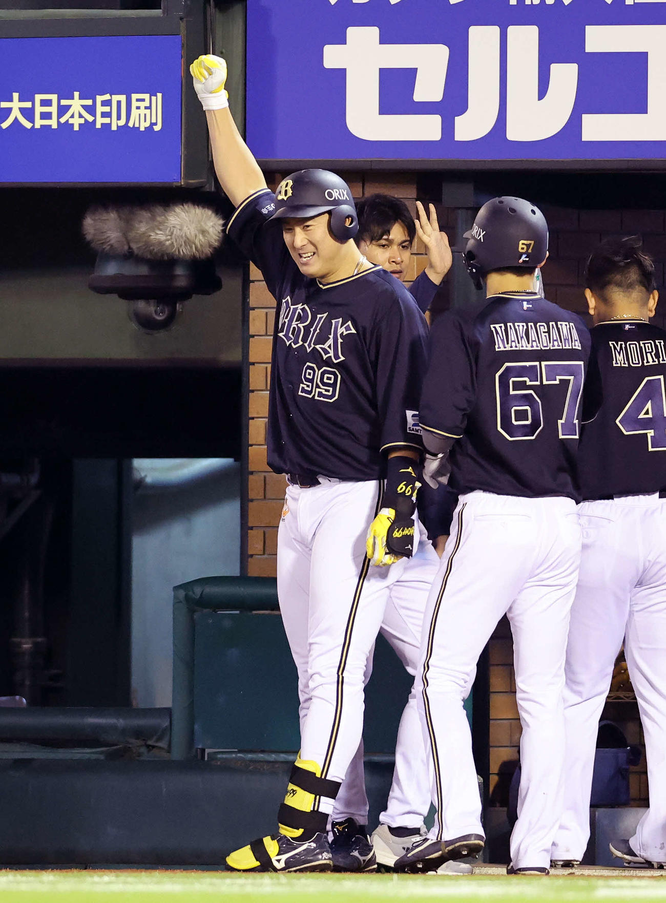楽天対オリックス　8回表オリックス2死二塁、杉本は左中間2点本塁打を放ちラオウポーズ（撮影・鈴木正人）