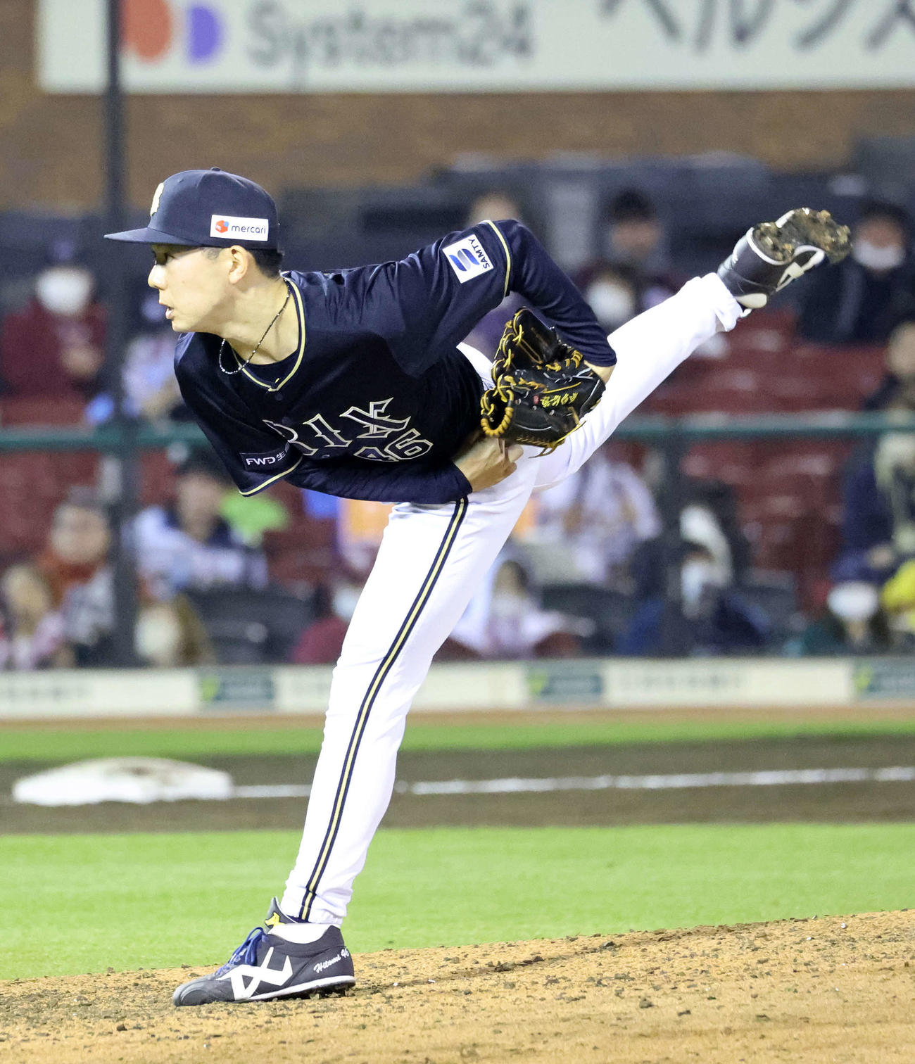 楽天対オリックス　力投すオリックス5番手の本田（撮影・鈴木正人）