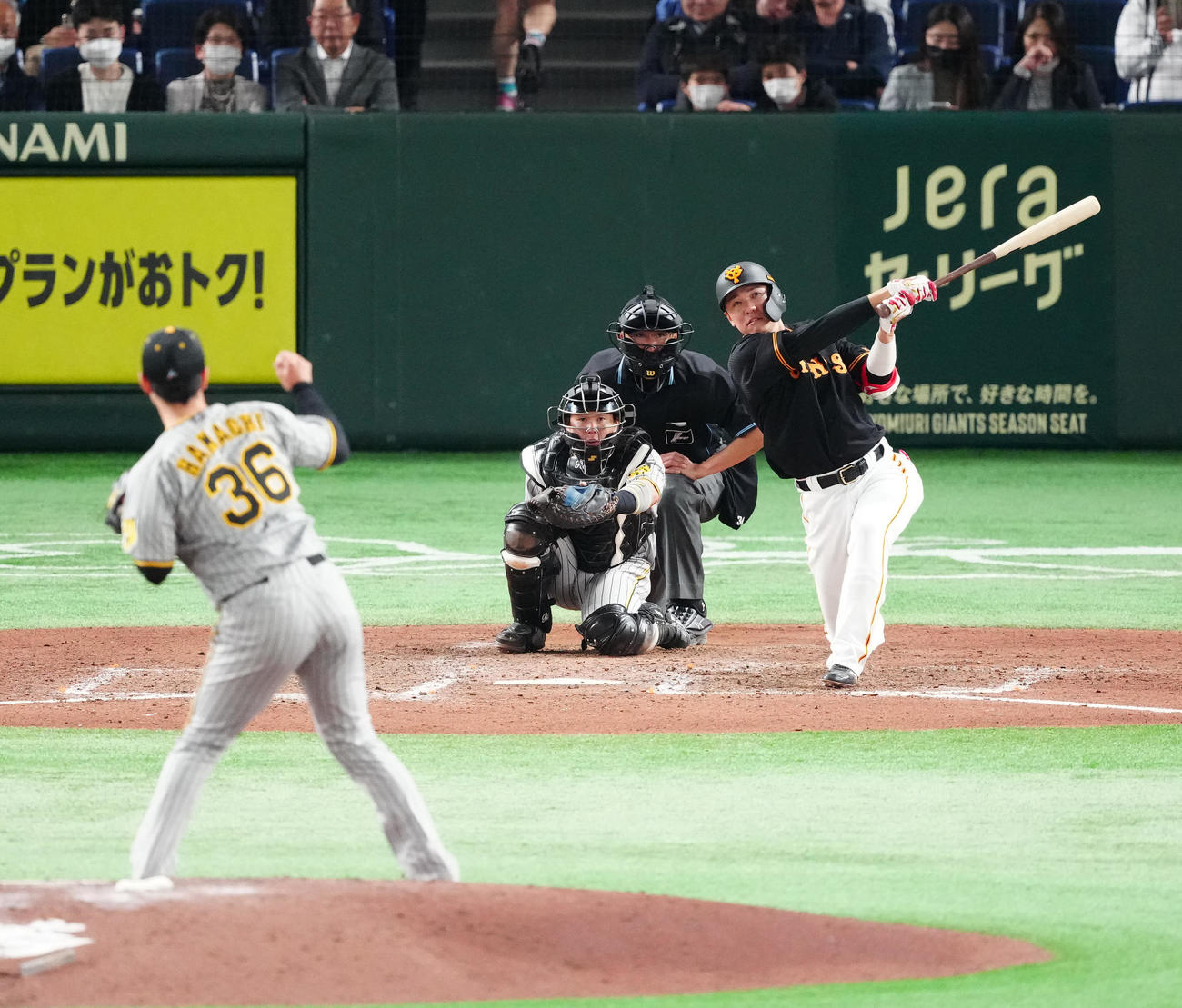 巨人対阪神　8回裏巨人1死、フェンス直撃二塁打を放つ坂本。投手浜地（撮影・江口和貴）