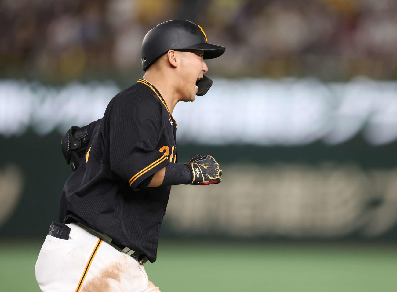 巨人対阪神　8回裏巨人1死三塁、2点本塁打を放ち、ほえる中田翔（撮影・宮地輝）