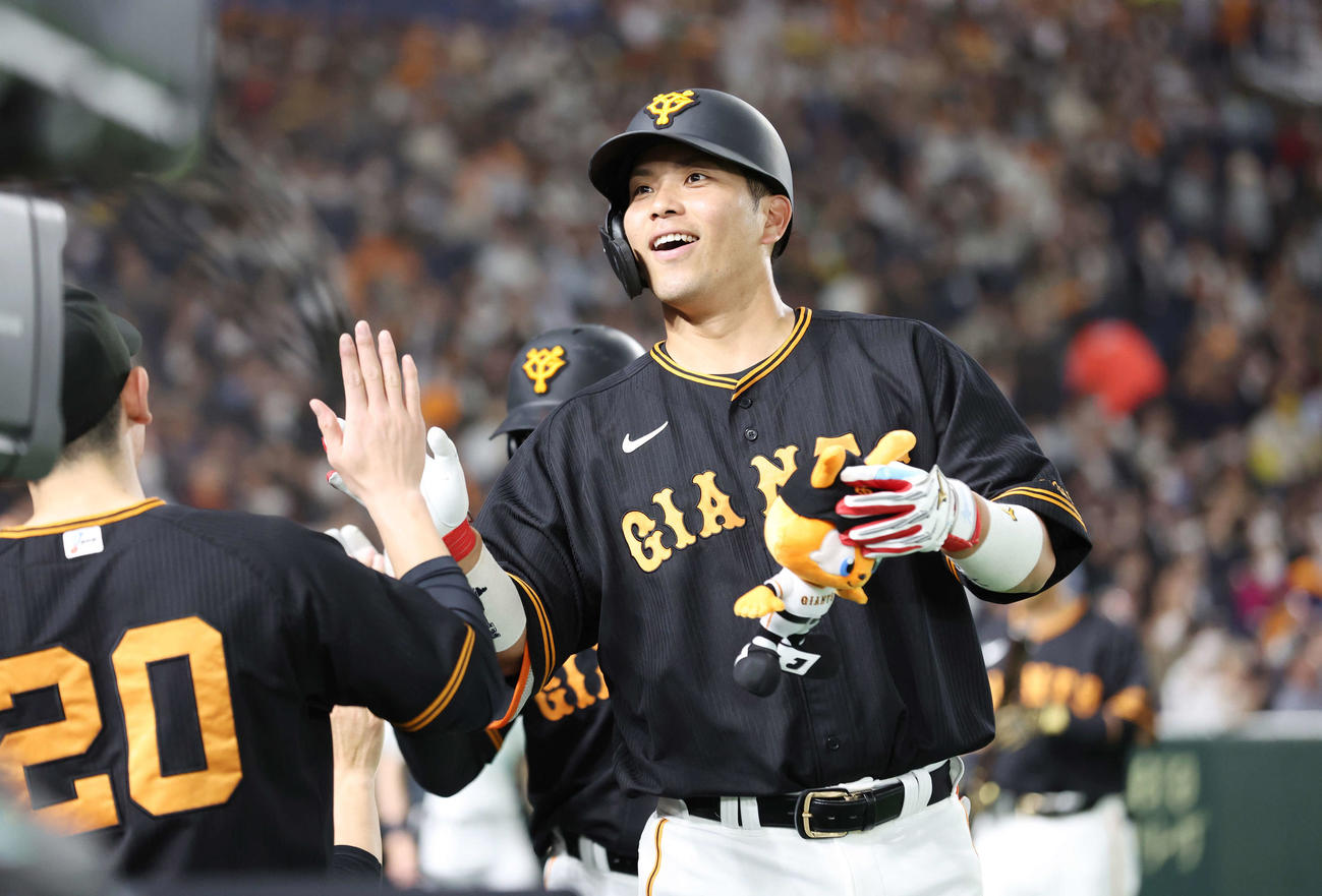 巨人対阪神　8回裏巨人1死二塁、2点本塁打を放ち、チームメートと笑顔でタッチを交わす大城卓（撮影・宮地輝）