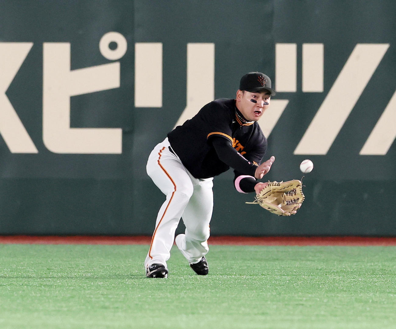 巨人対阪神　1回表阪神無死、丸は近本の打球を捕球する（撮影・加藤哉）