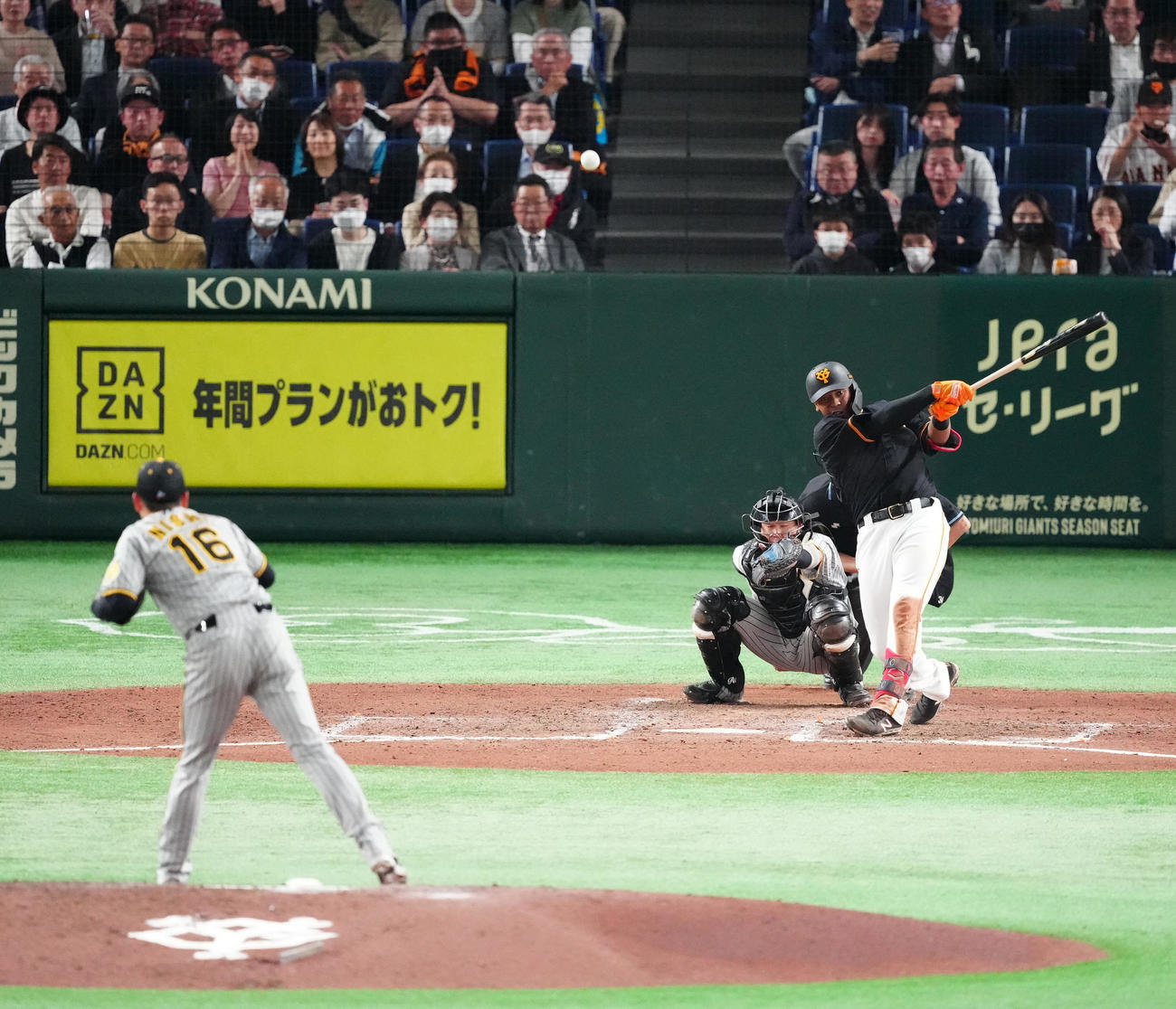 巨人対阪神　7回裏巨人2死満塁、2点適時打を放つオコエ。投手西勇（撮影・江口和貴）
