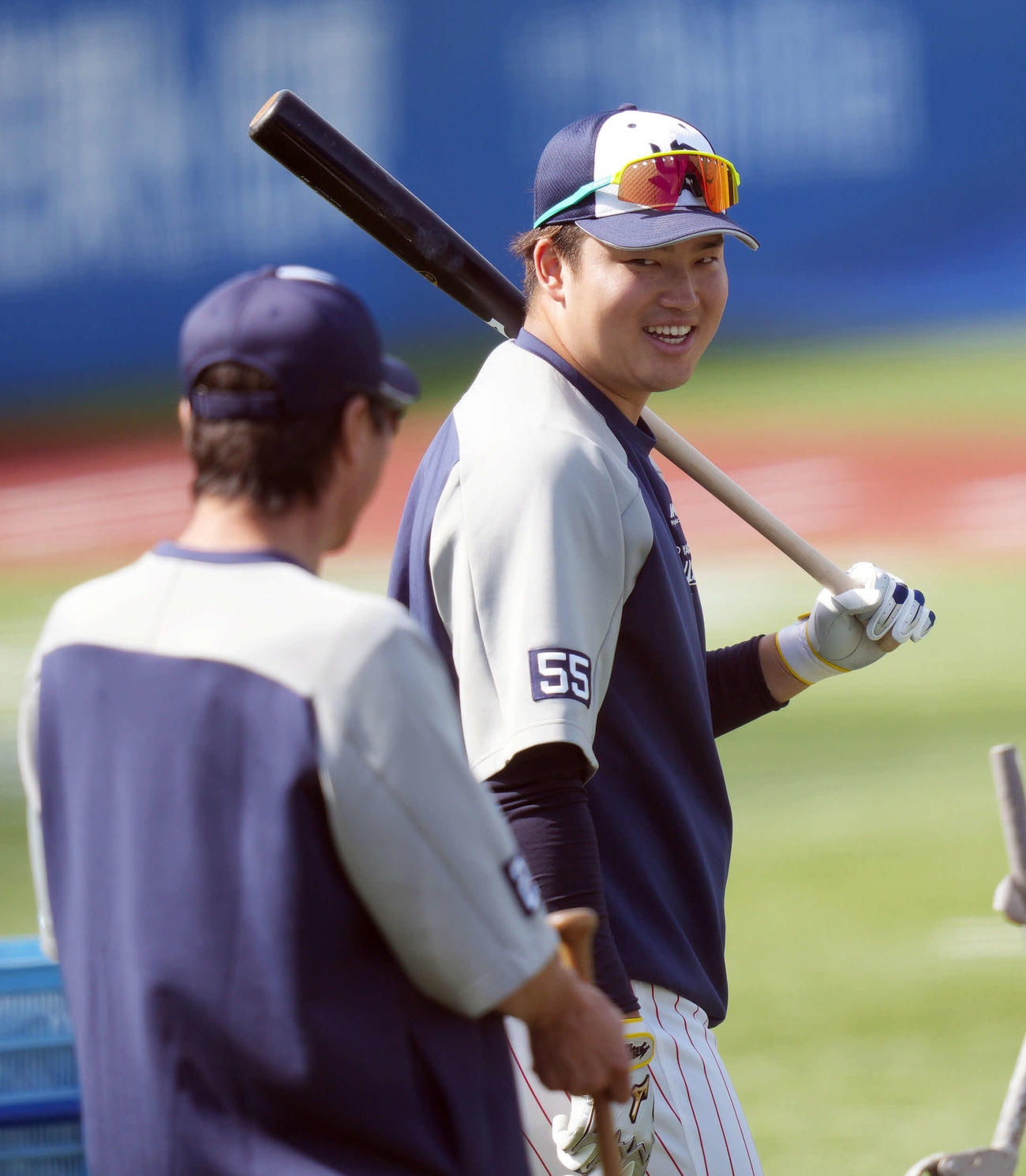 ヤクルト対DeNA　試合前の練習でヤクルト高津監督（手前）と談笑する村上（撮影・狩俣裕三）