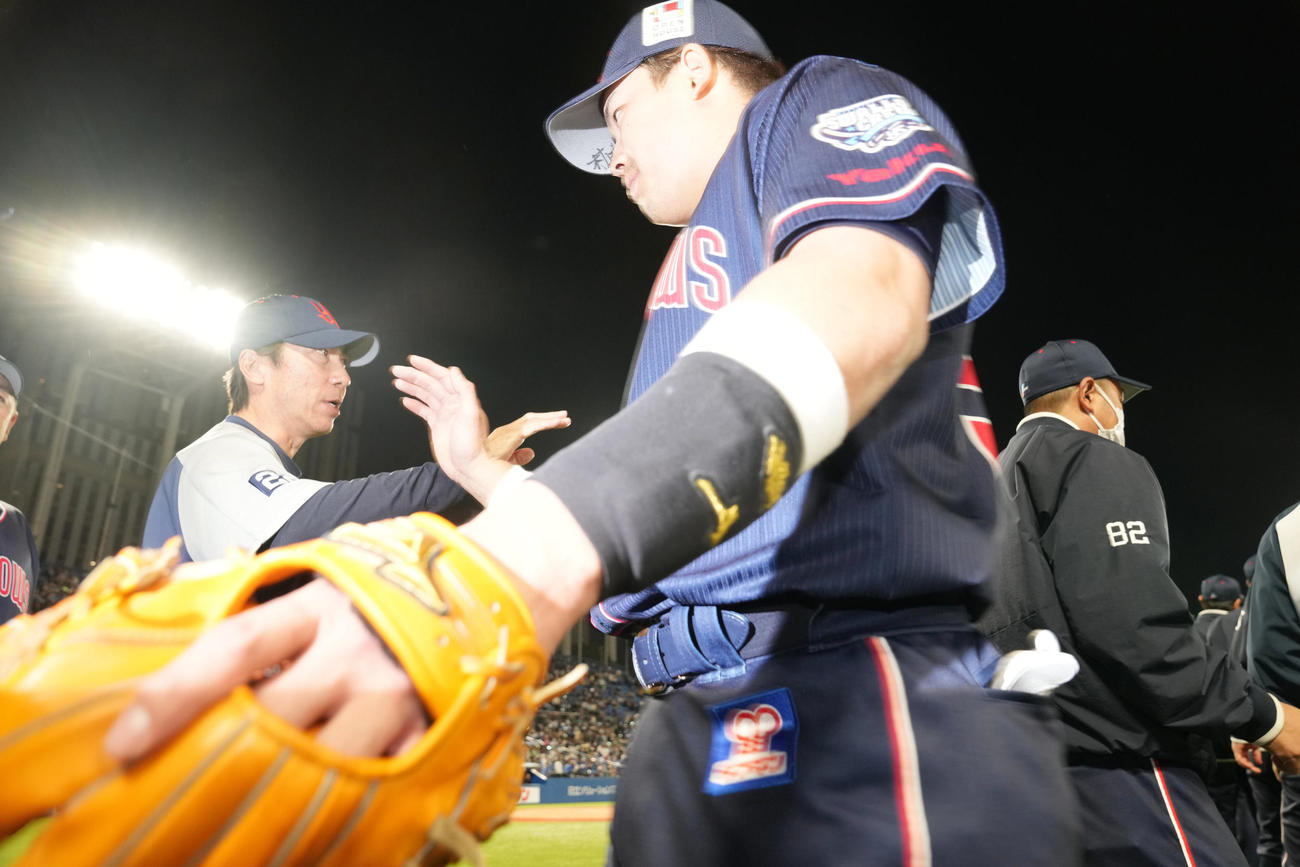 ヤクルト対DeNA　監督通算200勝を挙げた高津監督（左）とタッチを交わす村上（撮影・狩俣裕三）