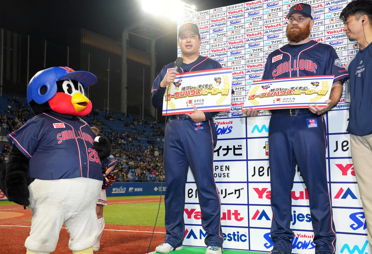 ヤクルト対DeNA　ヒーローインタビューで週刊誌の話題に触れ、「僕を信じてついてきてください。頑張ります」と盛り上げる村上（中央）。右はサイスニード（撮影・狩俣裕三）