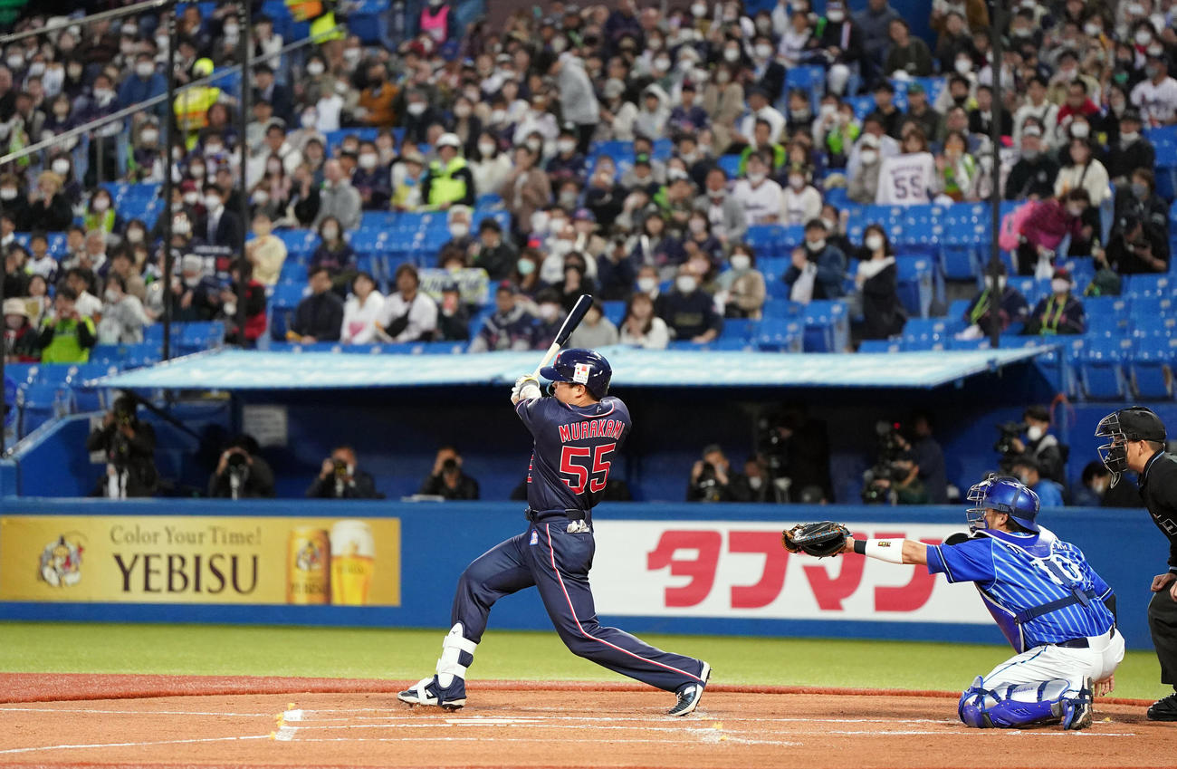 ヤクルト対DeNA 1回裏ヤクルト2死二塁、先制2点本塁打を放つ村上（撮影・狩俣裕三）