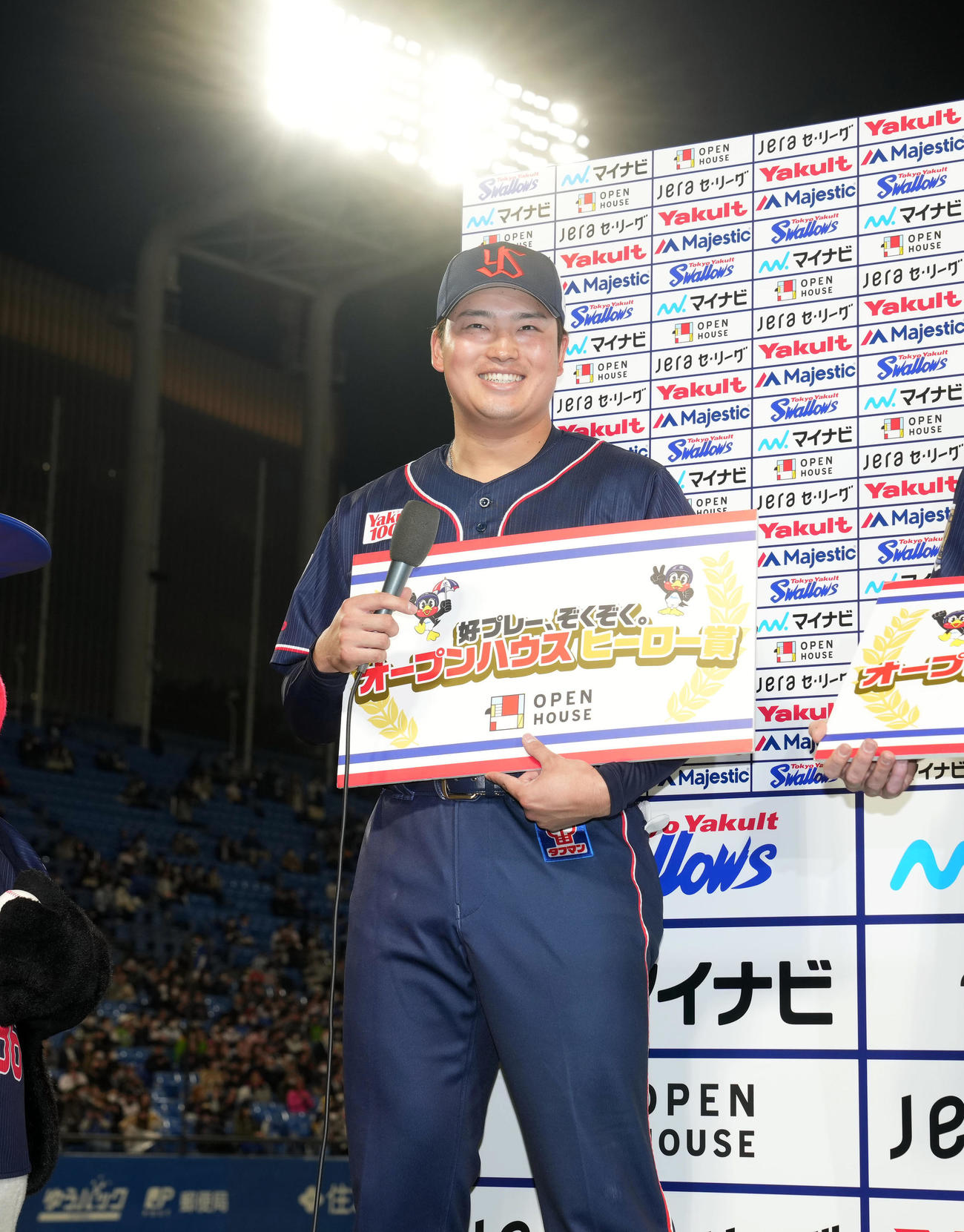 ヤクルト対DeNA　ヒーローインタビューで週刊誌の話題に触れ、笑顔を見せる村上（撮影・狩俣裕三）