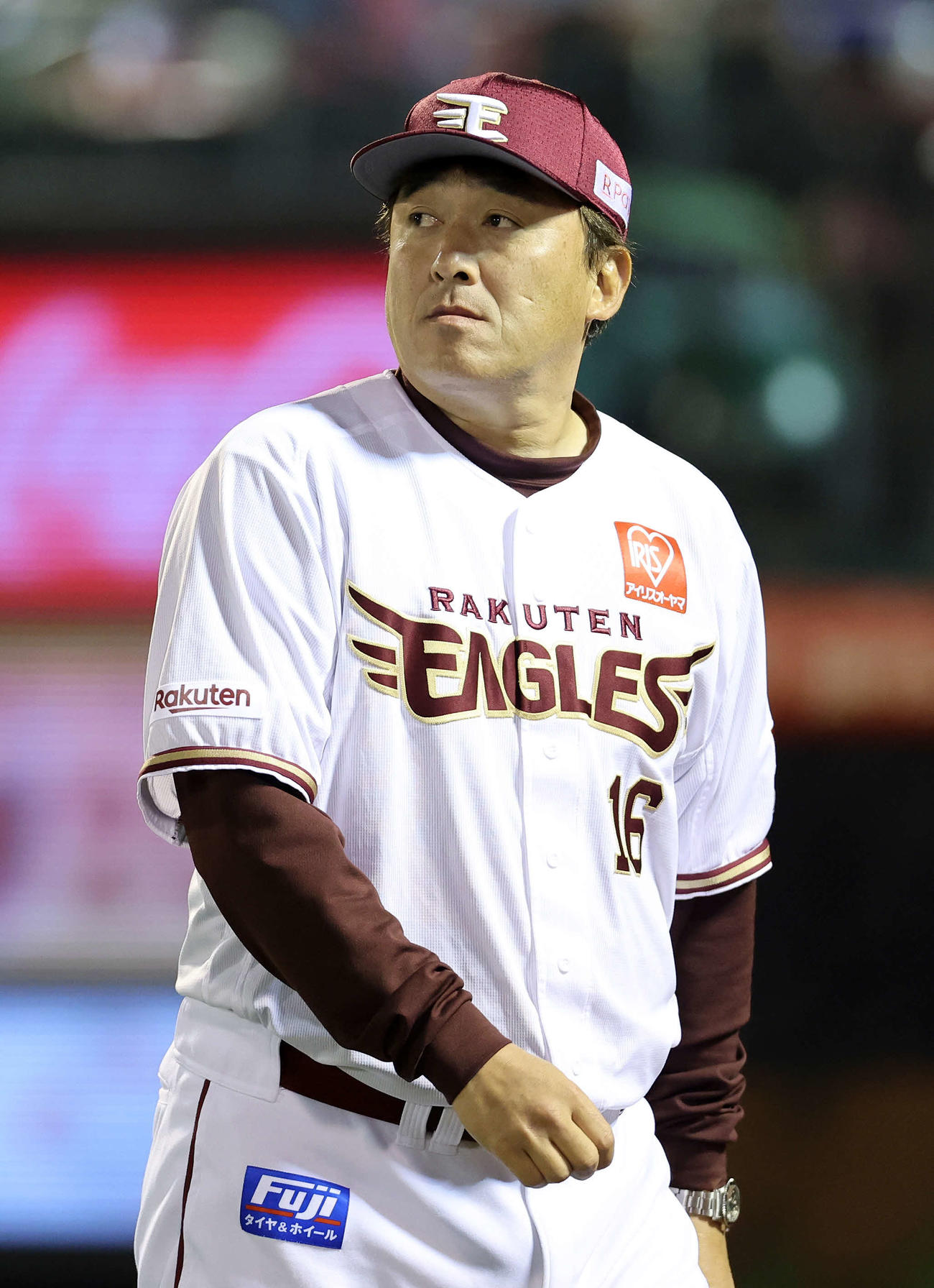 楽天対オリックス　6回表、投手交代を告げベンチに引き揚げる楽天石井監督（撮影・鈴木正人）