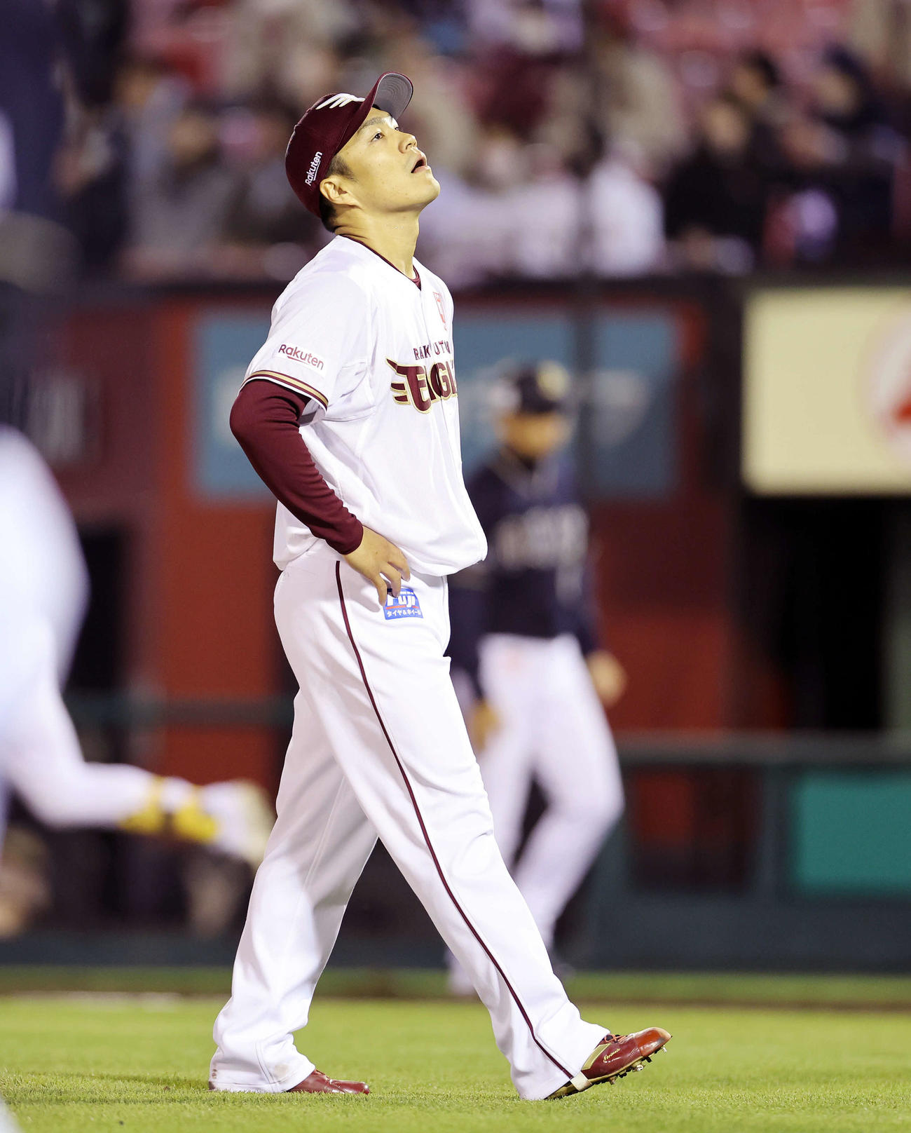 楽天対オリックス　3回表オリックス1死一塁、ゴンザレスに右越え2点本塁打を浴びて、悔しそうな表情を見せる楽天則本（撮影・鈴木正人）