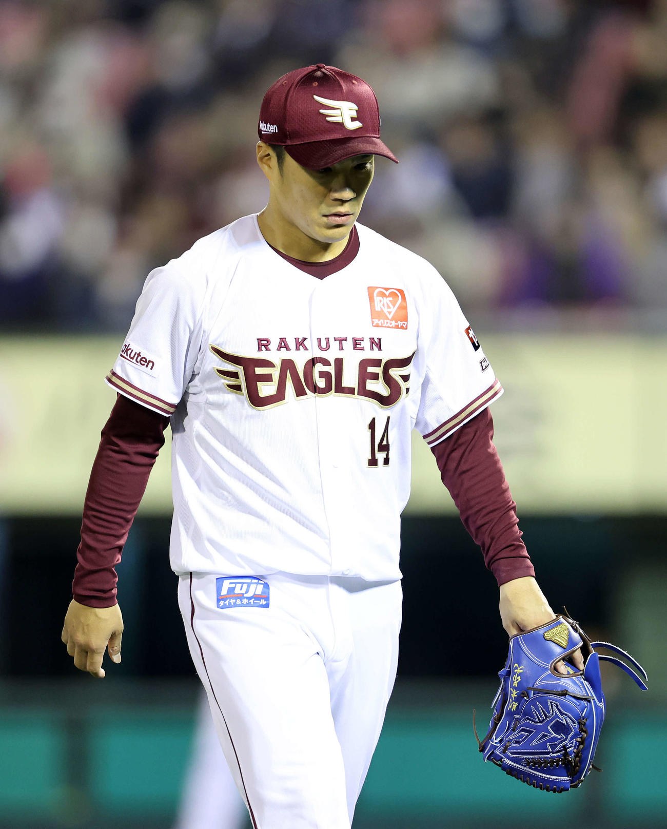 楽天対オリックス　6回表、降板する楽天則本（撮影・鈴木正人）