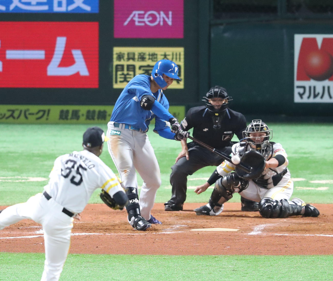 ソフトバンク対日本ハム　8回表日本ハム無死二塁、清宮は中越えに同点となる適時二塁打を放つ（撮影・梅根麻紀）