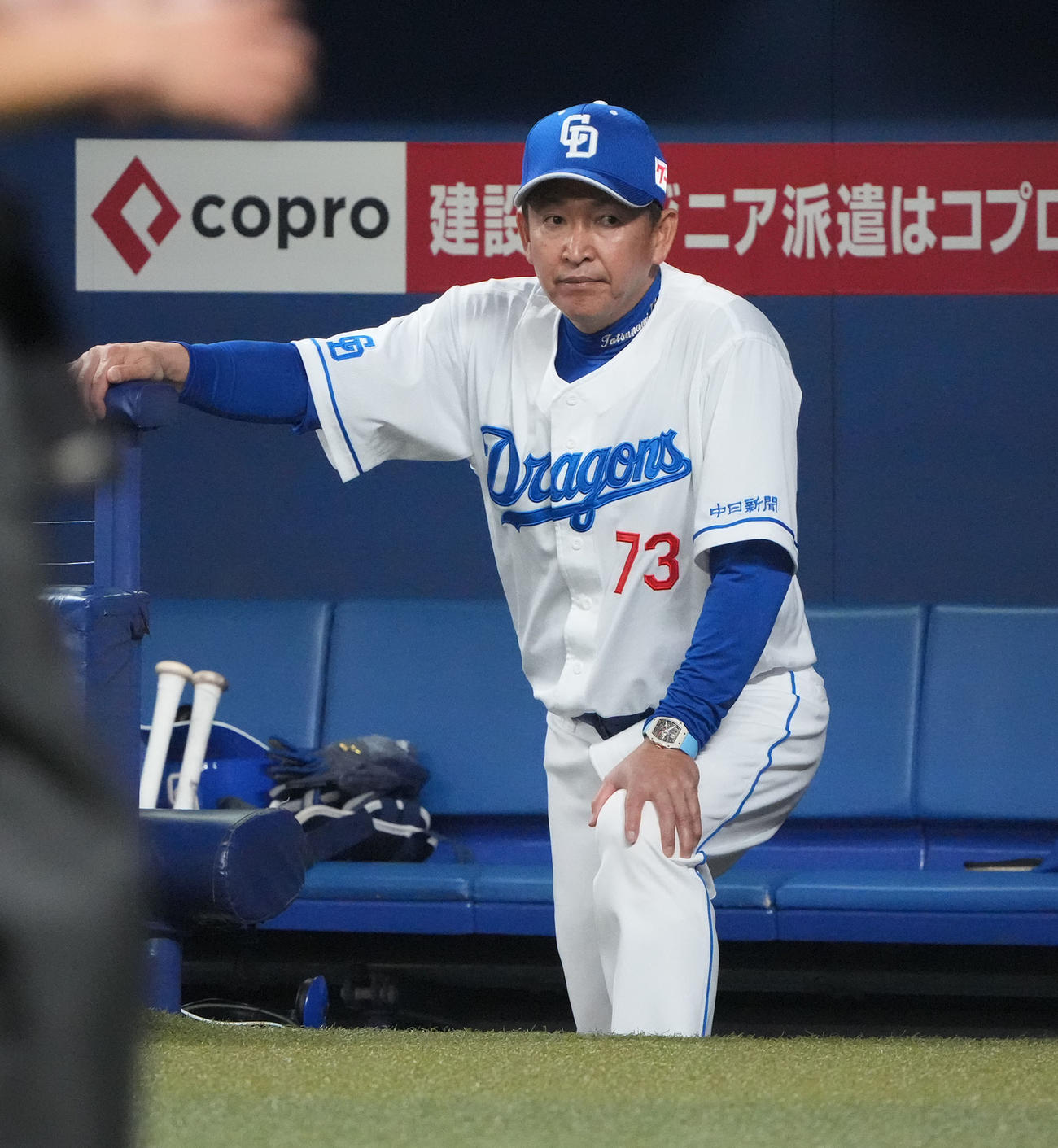 中日対広島戦　8回表終了、広島ベンチを見つめる立浪監督（撮影・森本幸一）