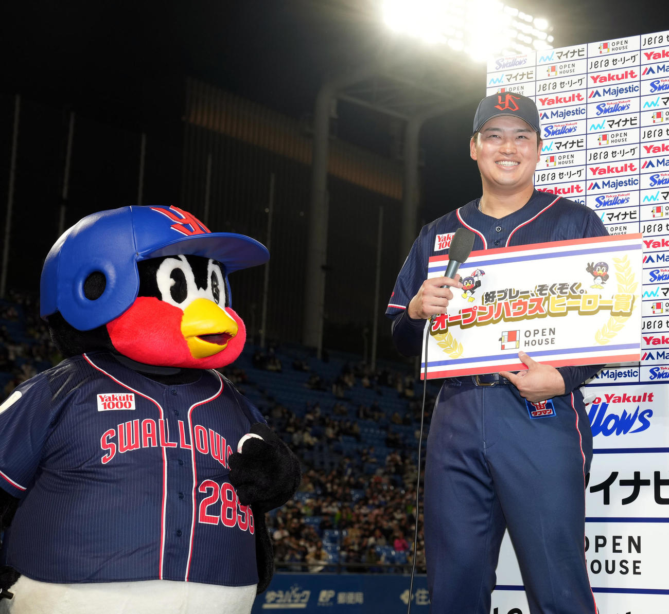 ヤクルト対DeNA　ヒーローインタビューでつば九郎が見守る中、笑顔を見せる村上（撮影・狩俣裕三）