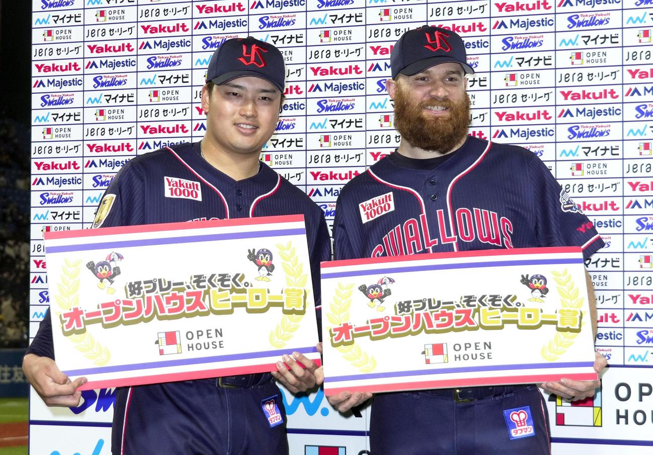 お立ち台で笑顔を見せる、ヤクルトの村上（左）とサイスニード（共同）