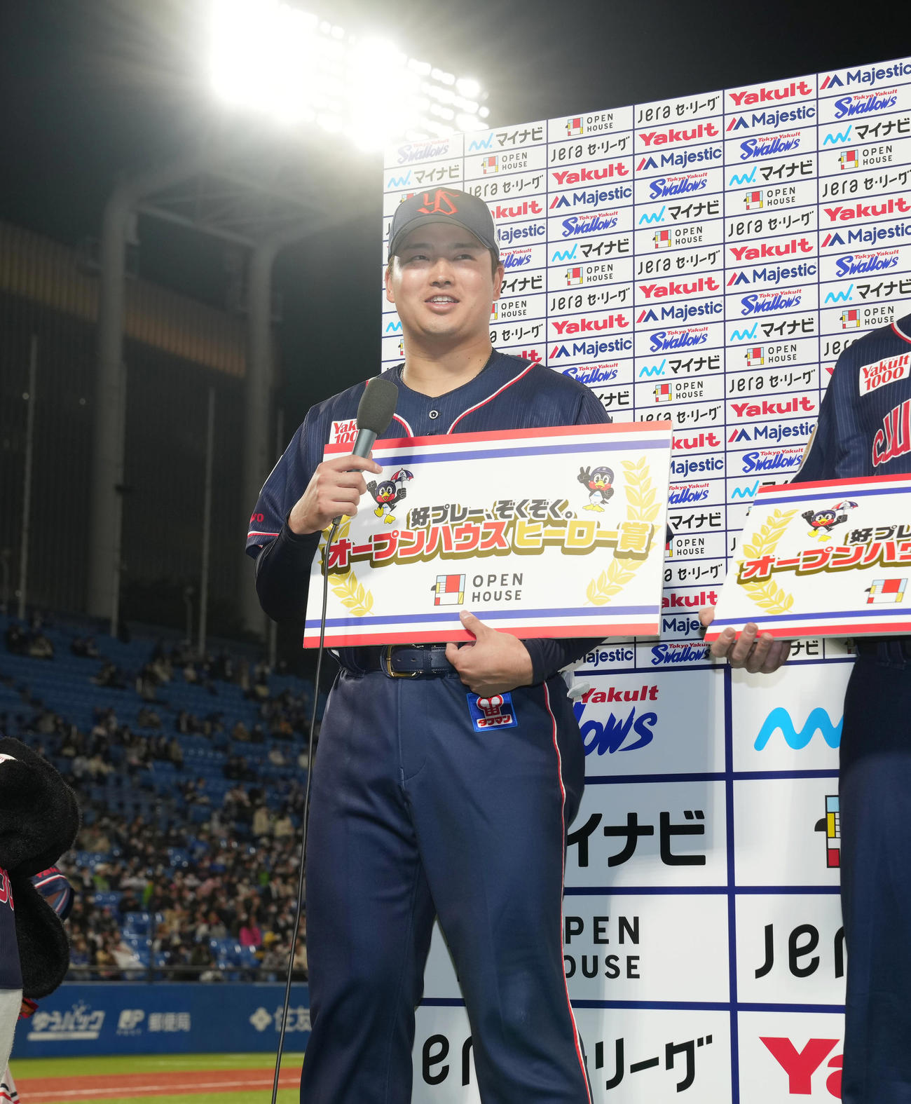 ヤクルト対DeNA　ヒーローインタビューで週刊誌の話題に触れ、「僕を信じてついてきてください。頑張ります」と盛り上げる村上（撮影・狩俣裕三）