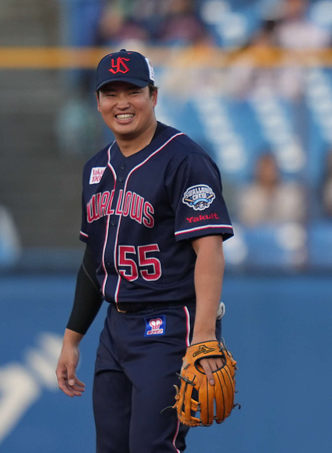 ヤクルト対DeNA　試合前に笑顔の村上（撮影・狩俣裕三）