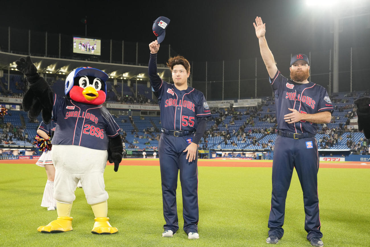 ヤクルト対DeNA　ヒーローインタビュー後、ファンにあいさつする、左からつば九郎、村上、サイスニード（撮影・狩俣裕三）
