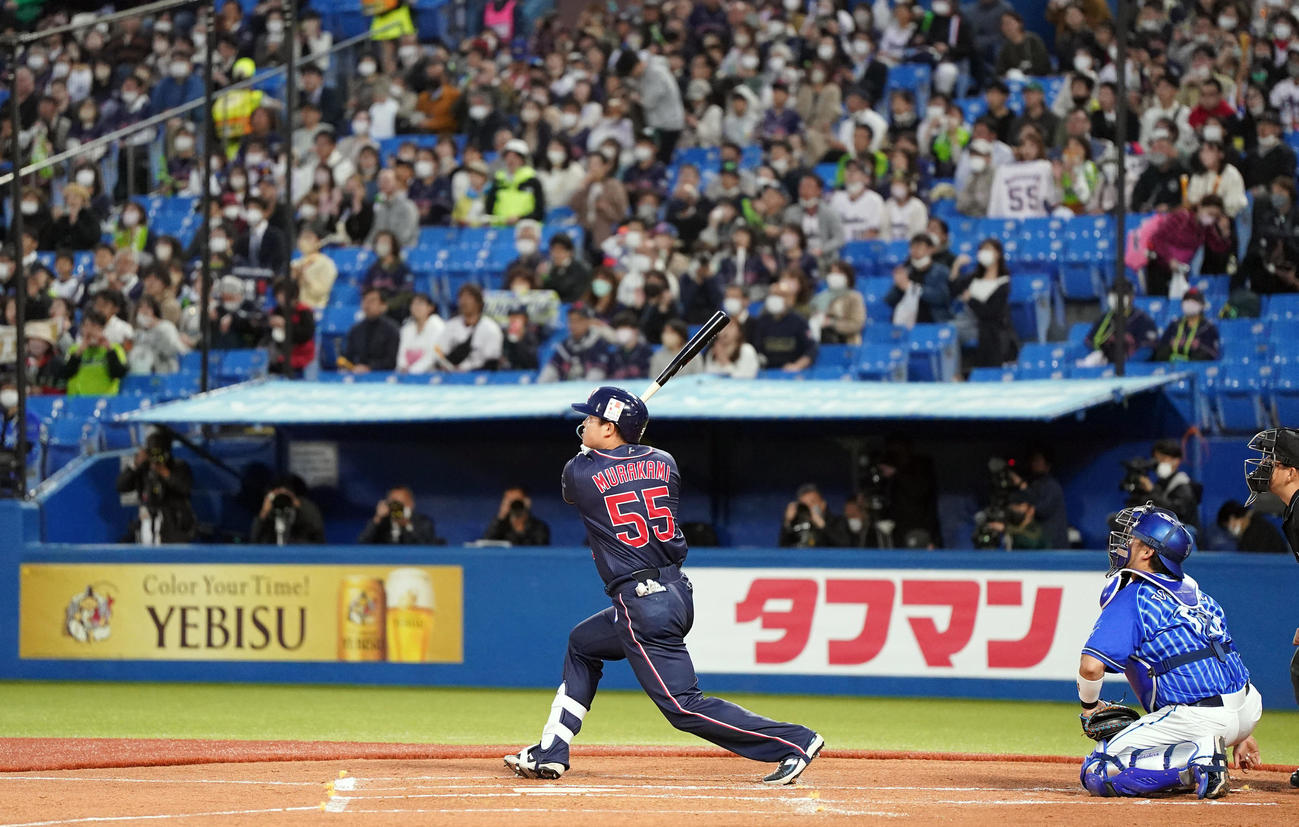 ヤクルト対DeNA 1回裏ヤクルト2死二塁、先制2点本塁打を放つ村上（撮影・狩俣裕三）