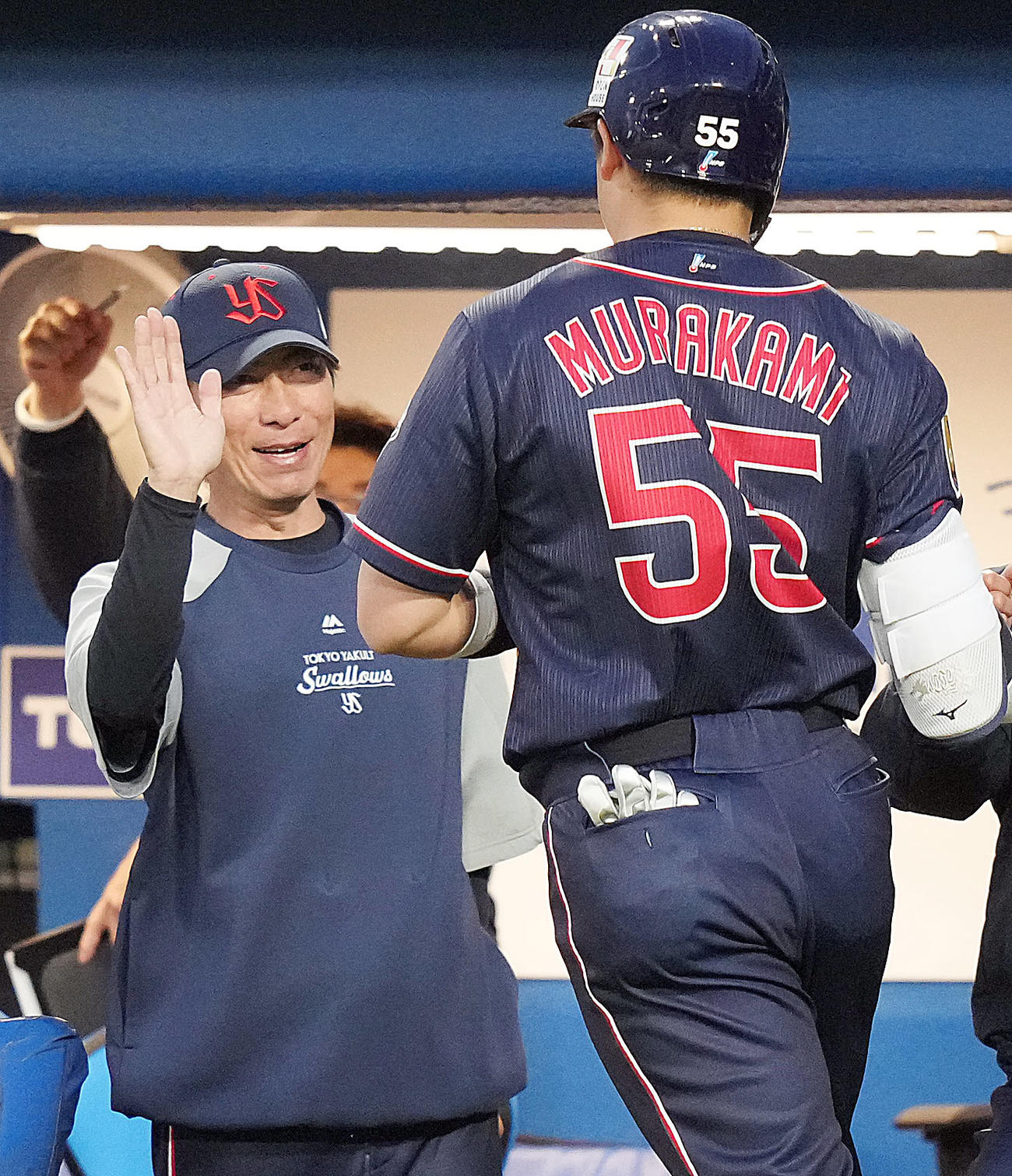 ヤクルト対DeNA 1回裏ヤクルト2死二塁、先制2点本塁打を放った村上（手前）を迎える高津監督（撮影・狩俣裕三）