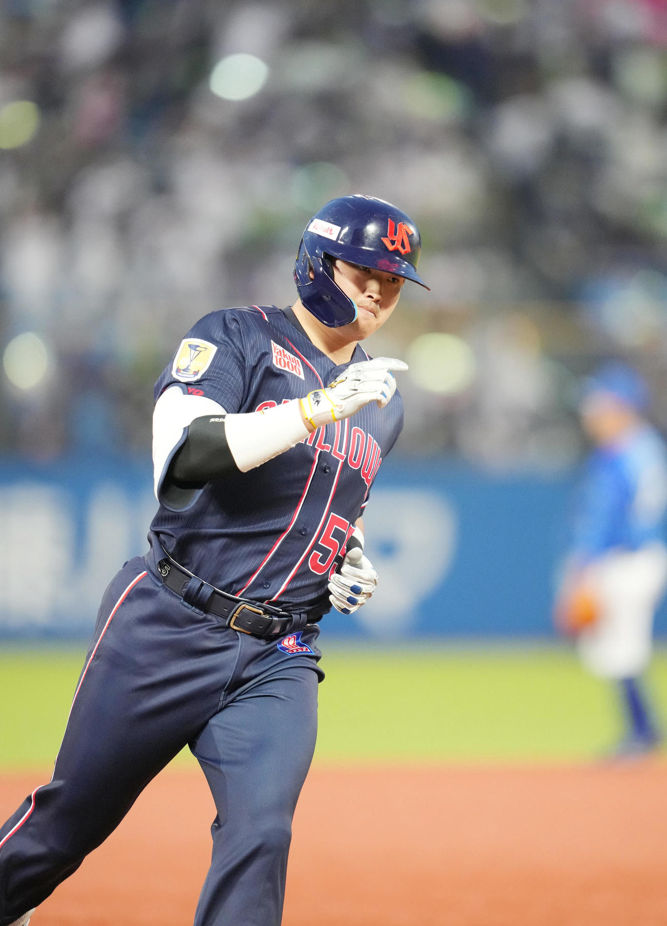 ヤクルト対DeNA 1回裏ヤクルト2死二塁、先制2点本塁打を放ちダイヤモンドを回る村上（撮影・狩俣裕三）