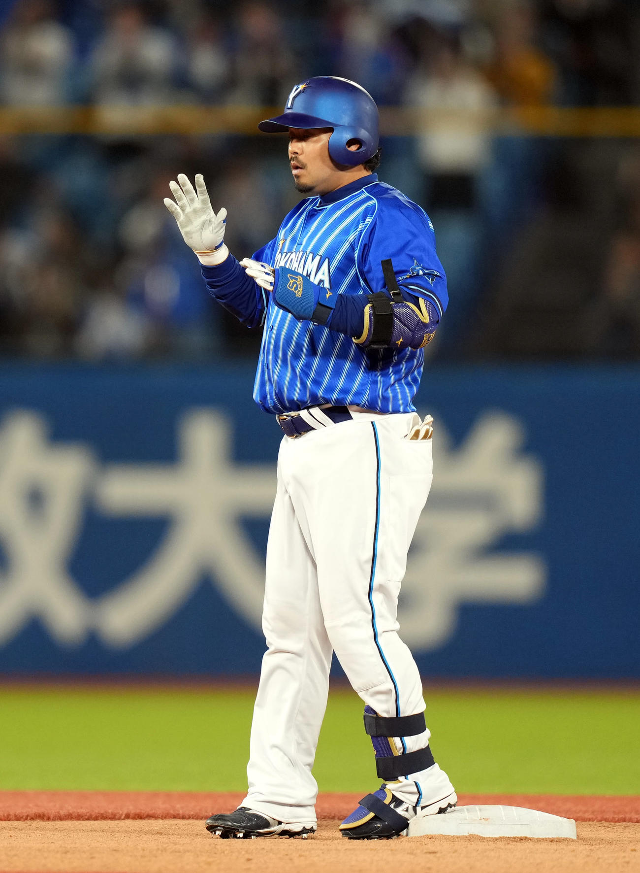 ヤクルト対DeNA 6回表DeNA無死、左翼線に球団タイ記録となる5試合連続の二塁打を放つ宮崎（撮影・狩俣裕三）