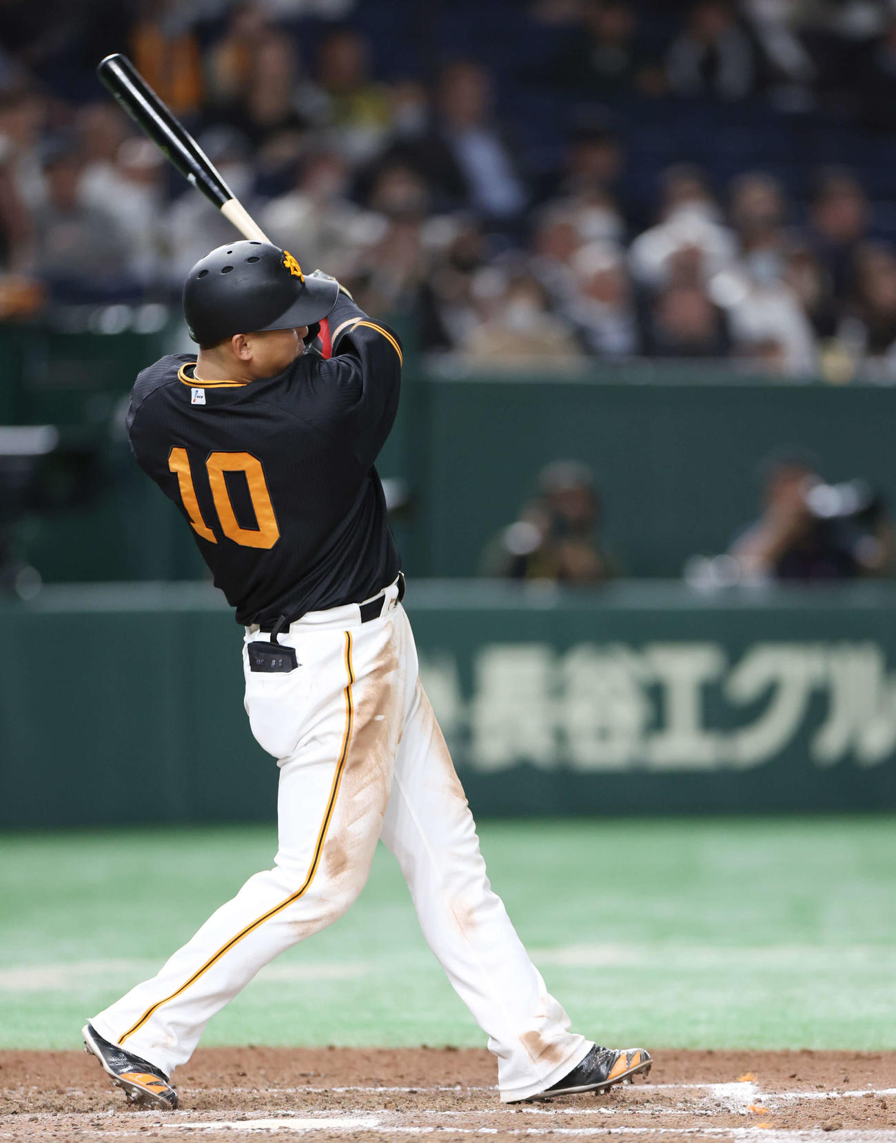 巨人対阪神　8回裏巨人1死三塁、2点本塁打を放つ中田翔（撮影・宮地輝）
